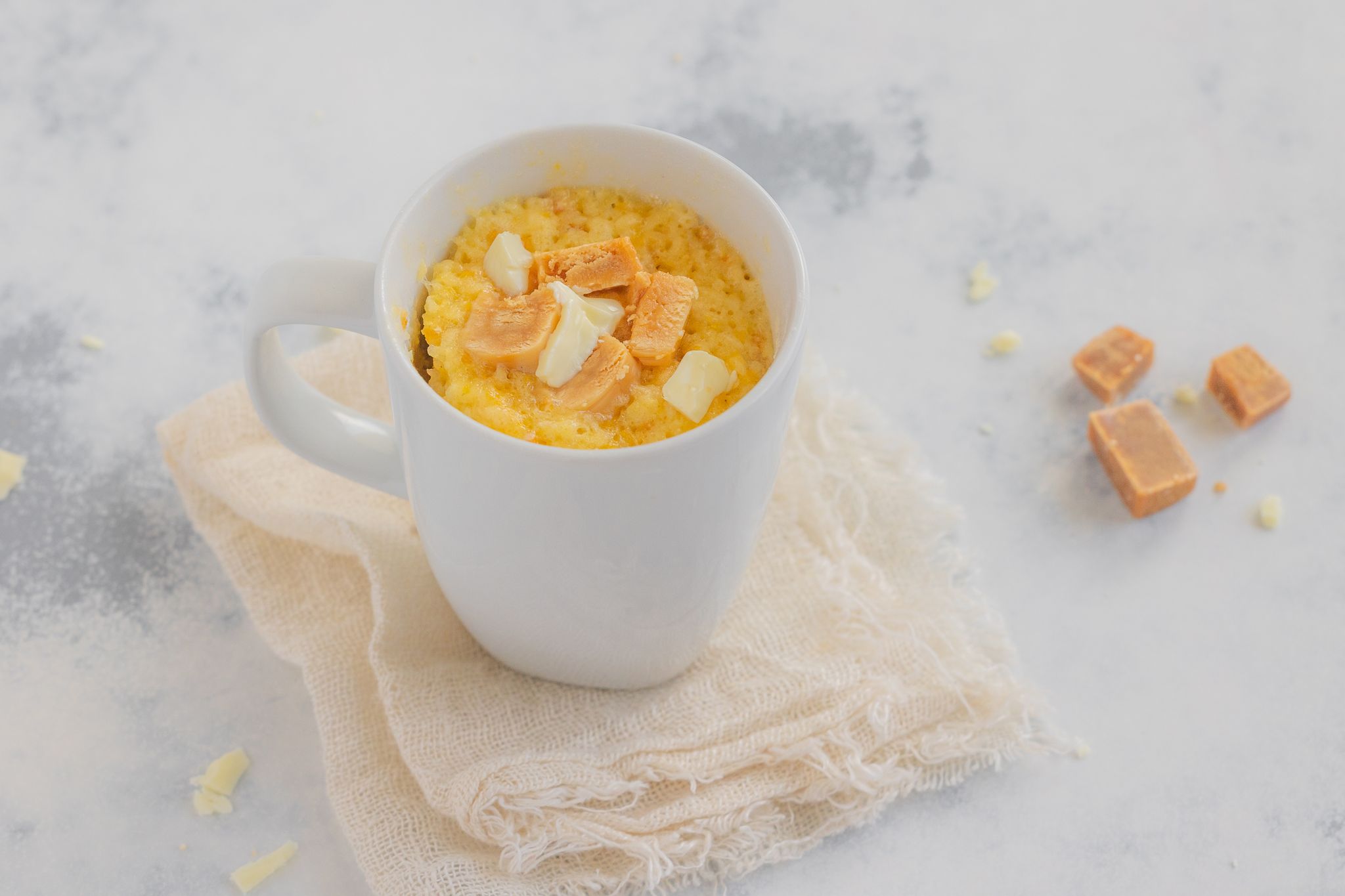 Dieser Tassenkuchen mit weißer Schokolade und Karamell von Back-Bloggerin Kathrin Runge steht innerhalb von ein paar Minuten auf dem Tisch.