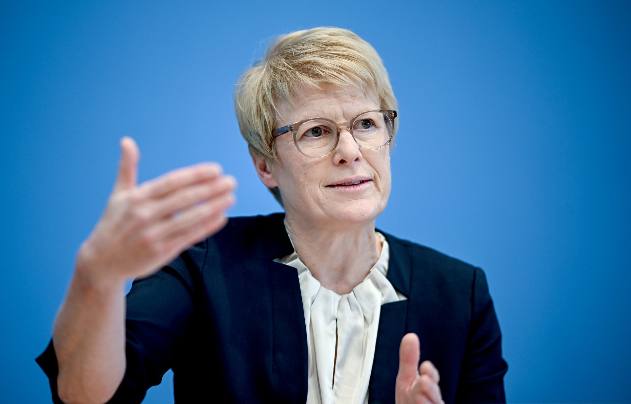 «Wenn man den Menschen Versprechungen macht, die man am Ende nicht halten kann, dann sorgen sie nicht privat vor, obwohl viele es könnten», meint die Wirtschaftsweise Veronika Grimm. (Archivbild)