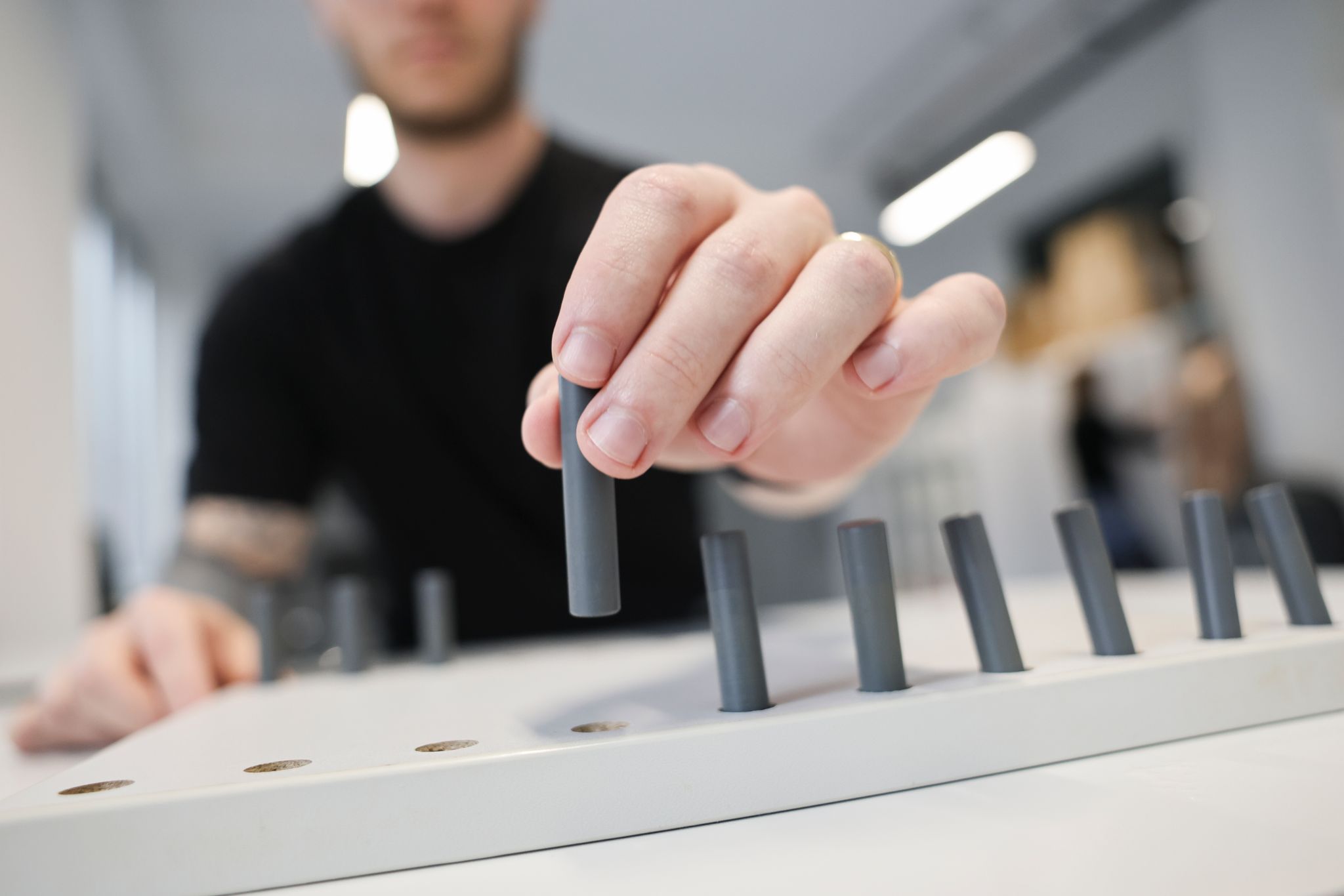 Über Linkshänder gibt es viele falsche Annahmen. Ein Stereotyp ist, dass sie angeblich ungeschickter als Rechtshänder sind.