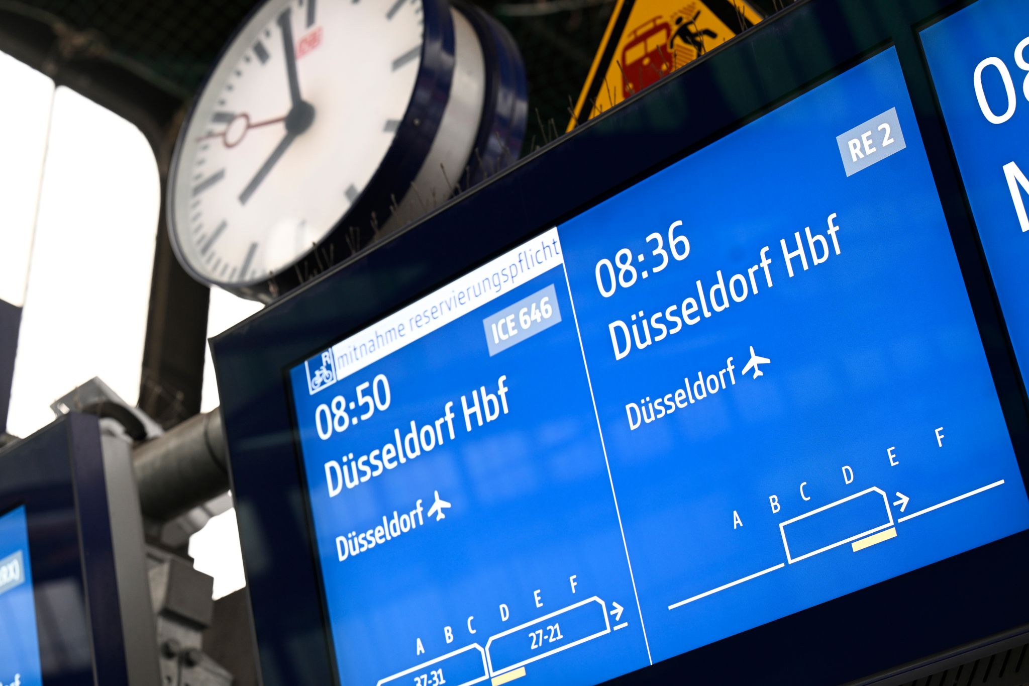 Ein Brandanschlag im Juli war einer der Gründe für die schlechte Pünktlichkeit im Fernverkehr der Deutschen Bahn. Inzwischen ist die Strecke wieder frei. (Archivbild)