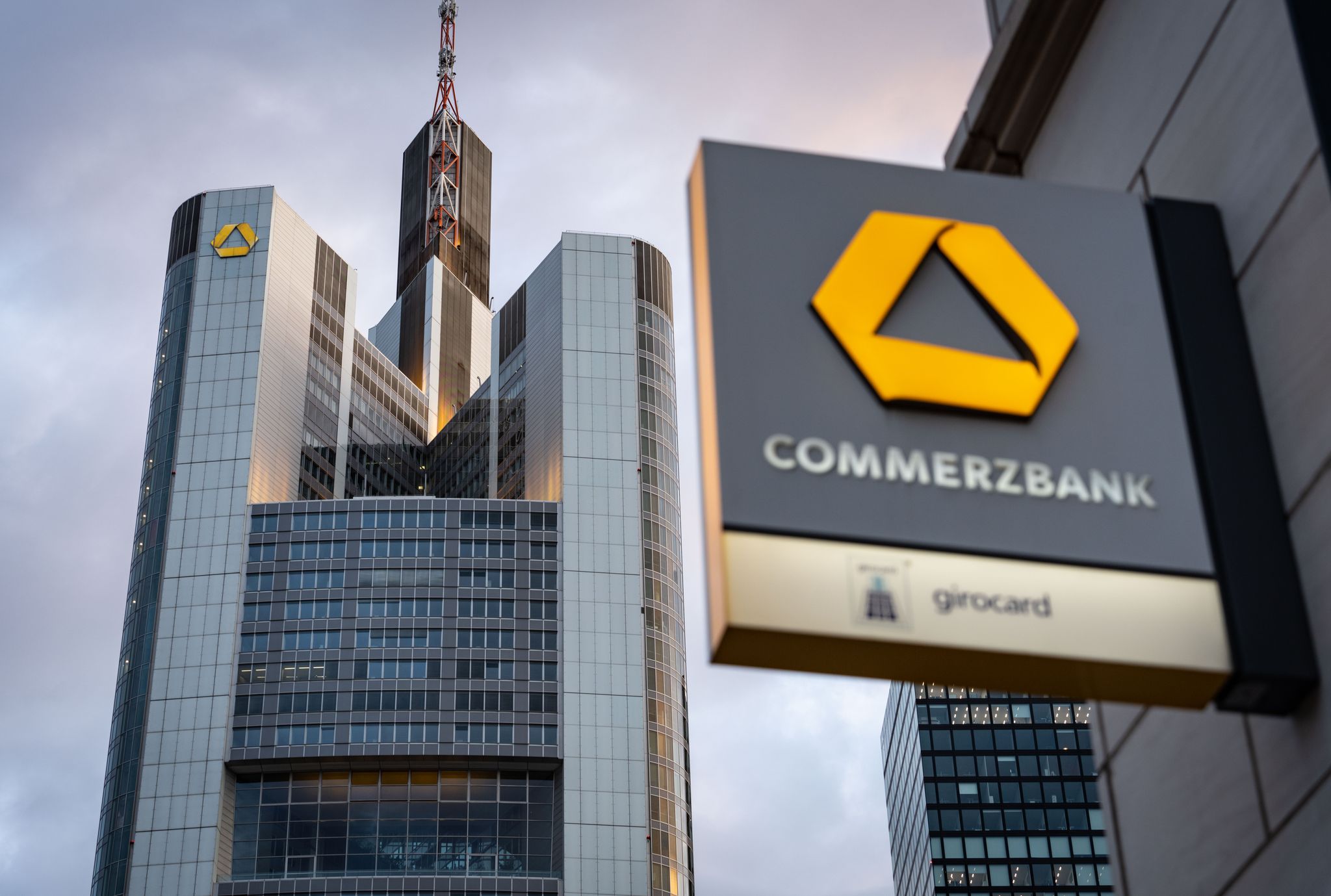 Commerzbank schraubt Ziele für 2025 nach oben - trotz Gewinnrückgangs im zweiten Quartal (Archivbild)