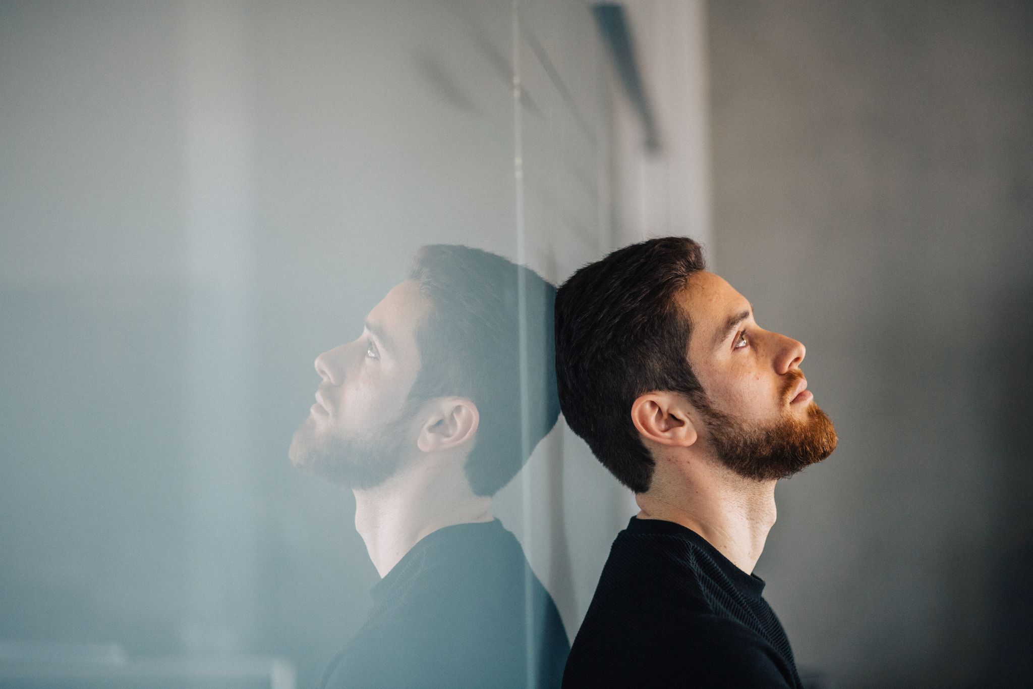 Stimmungstief nach dem Urlaub? Regelmäßige Pausen mit Bewegung fördern Erholung und Stressabbau beim Wiedereinstieg.