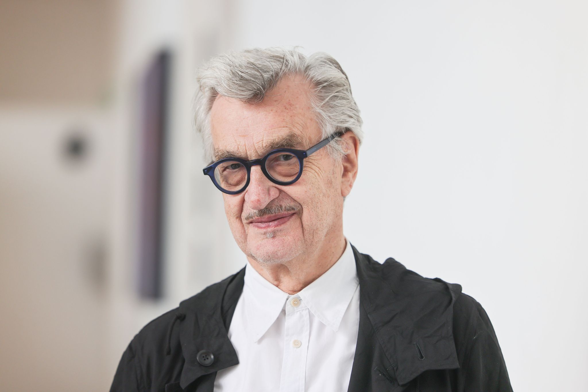 Wim Wenders schaut am Morgen erst einmal aus dem Fenster. (Archivfoto)
