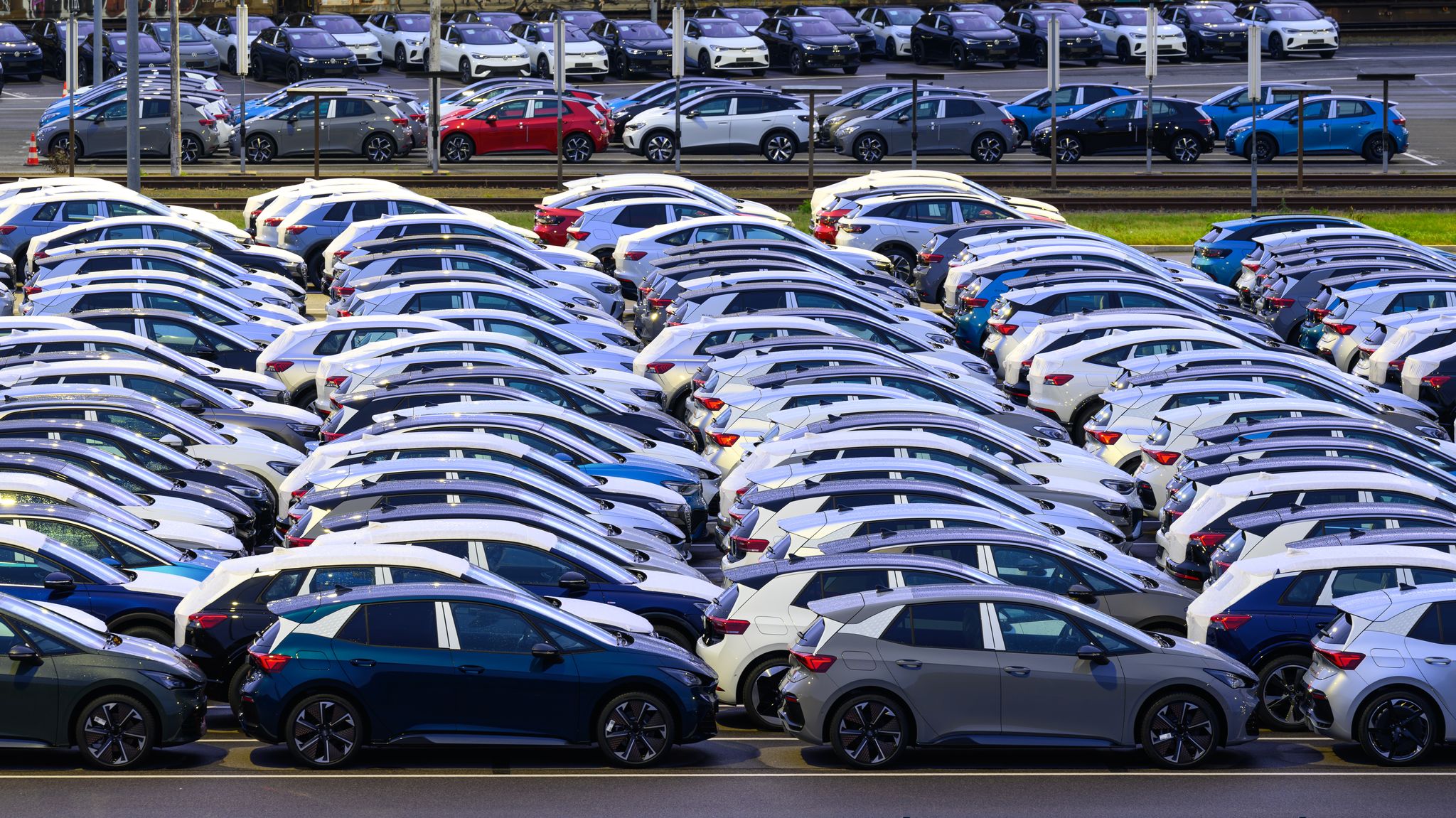 Im Juli kamen etwa elf Prozent mehr Neuwagen auf die Straßen in Deutschland als im Vorjahresmonat. (Archivbild)