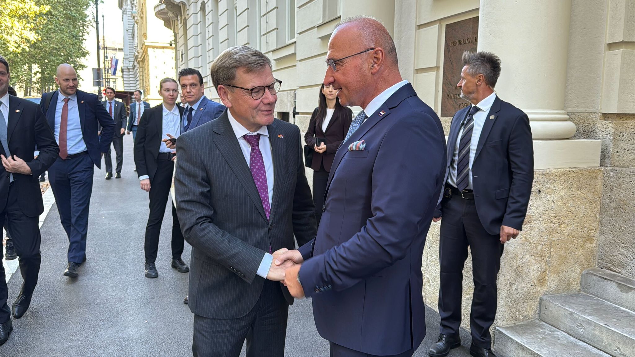 Außenminister Johann Wadephul (CDU) wird von seinem kroatischen Kollegen Gordan Grlic Radman zum Antrittsbesuch in der Hauptstadt Zagreb begrüßt. Wadephul hält auch eine Rede bei der kroatischen Botschafterkonferenz.