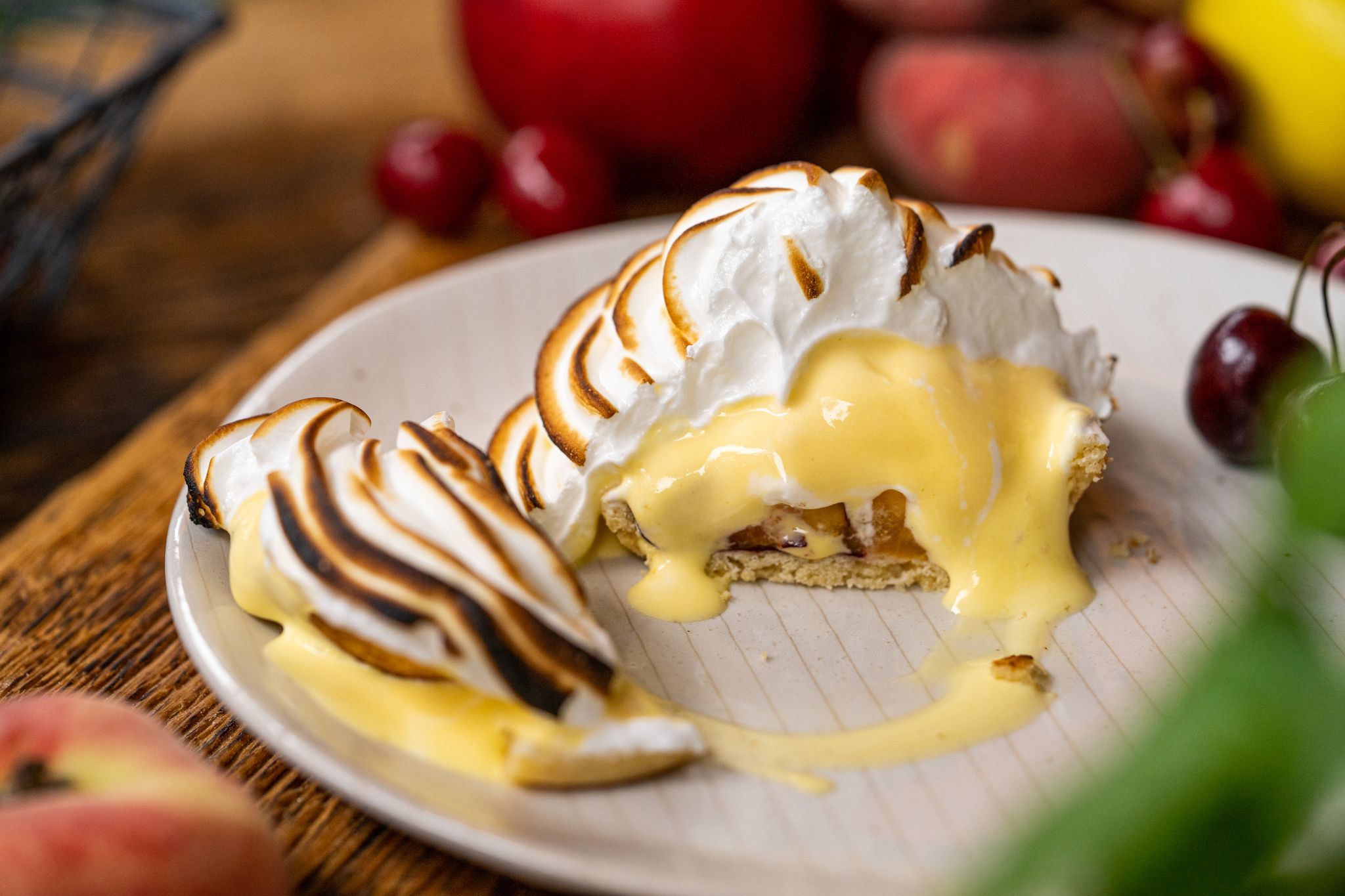 Der Eischnee des Eistörtchens sieht nach dem Grillen herrlich flambiert aus und schützt das Eis beim dreiminütigem Grillen vor dem Schmelzen. Das passiert dann erst auf dem Teller.