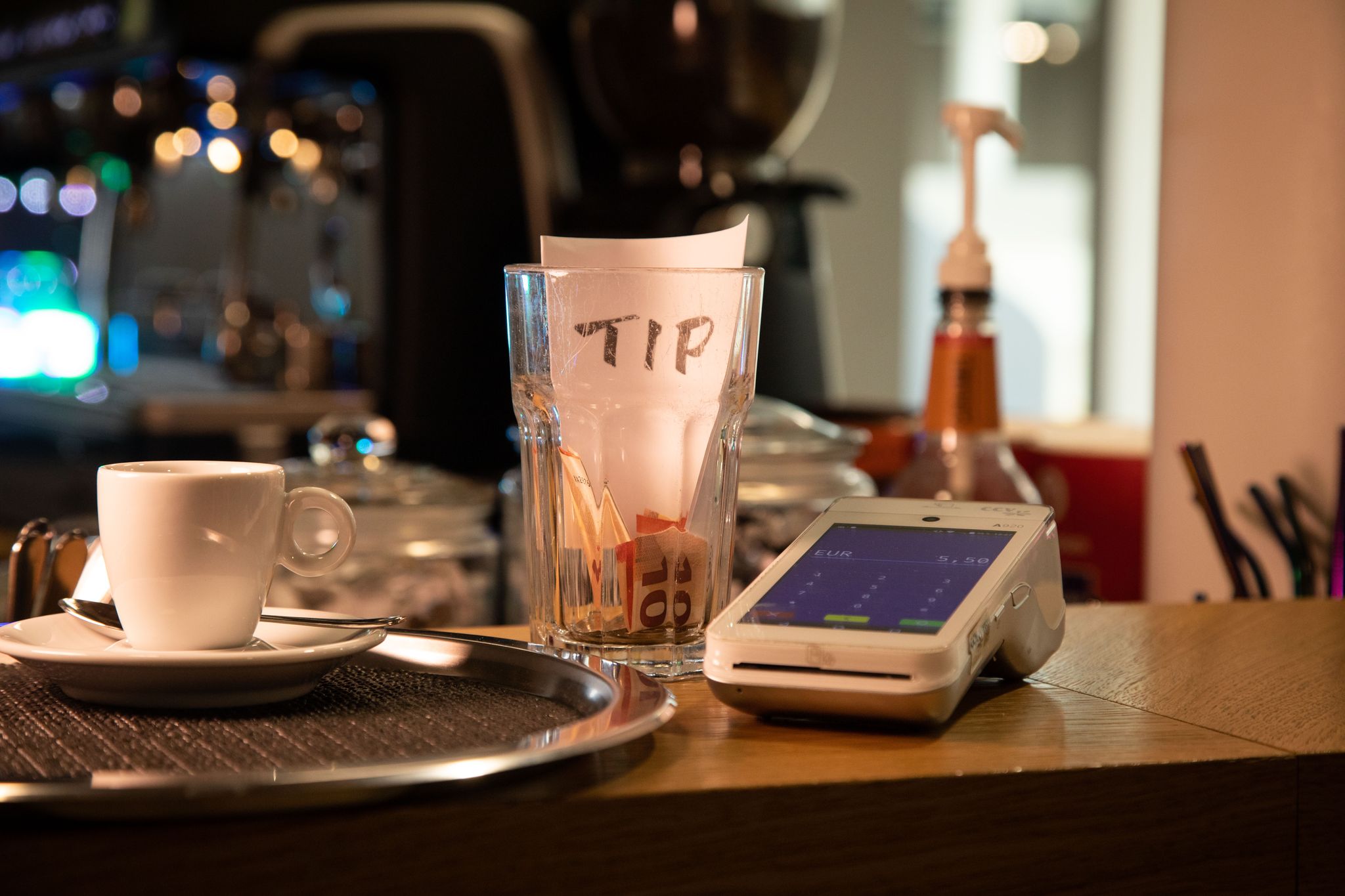 Kommt die Rechnung mit einer kleinen Aufmerksamkeit, sind viele Menschen eher bereit, Trinkgeld zu geben.