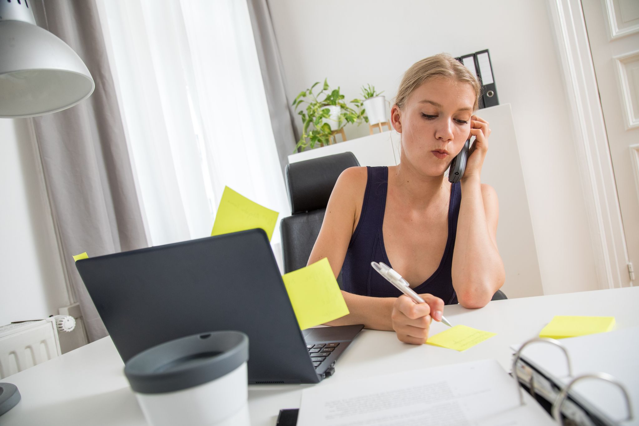 Die zunehmende Informationsflut im Berufsalltag erfordert Priorisierung und Organisation.