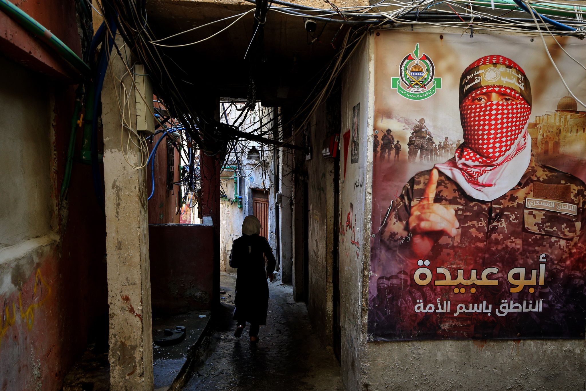 Ein Plakat des Hamas-Sprechers Abu Obeida. (Archivbild)