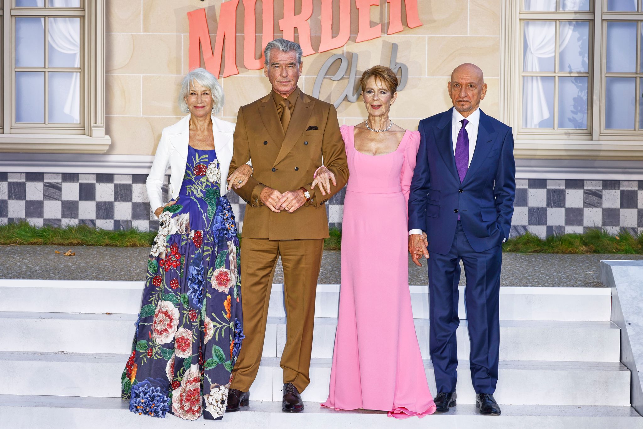 Die Stars Helen Mirren (l-r), Pierce Brosnan, Celia Imrie und Ben Kingsley haben sich beim Dreh des Krimis «The Thursday Murder Club» bestens verstanden.