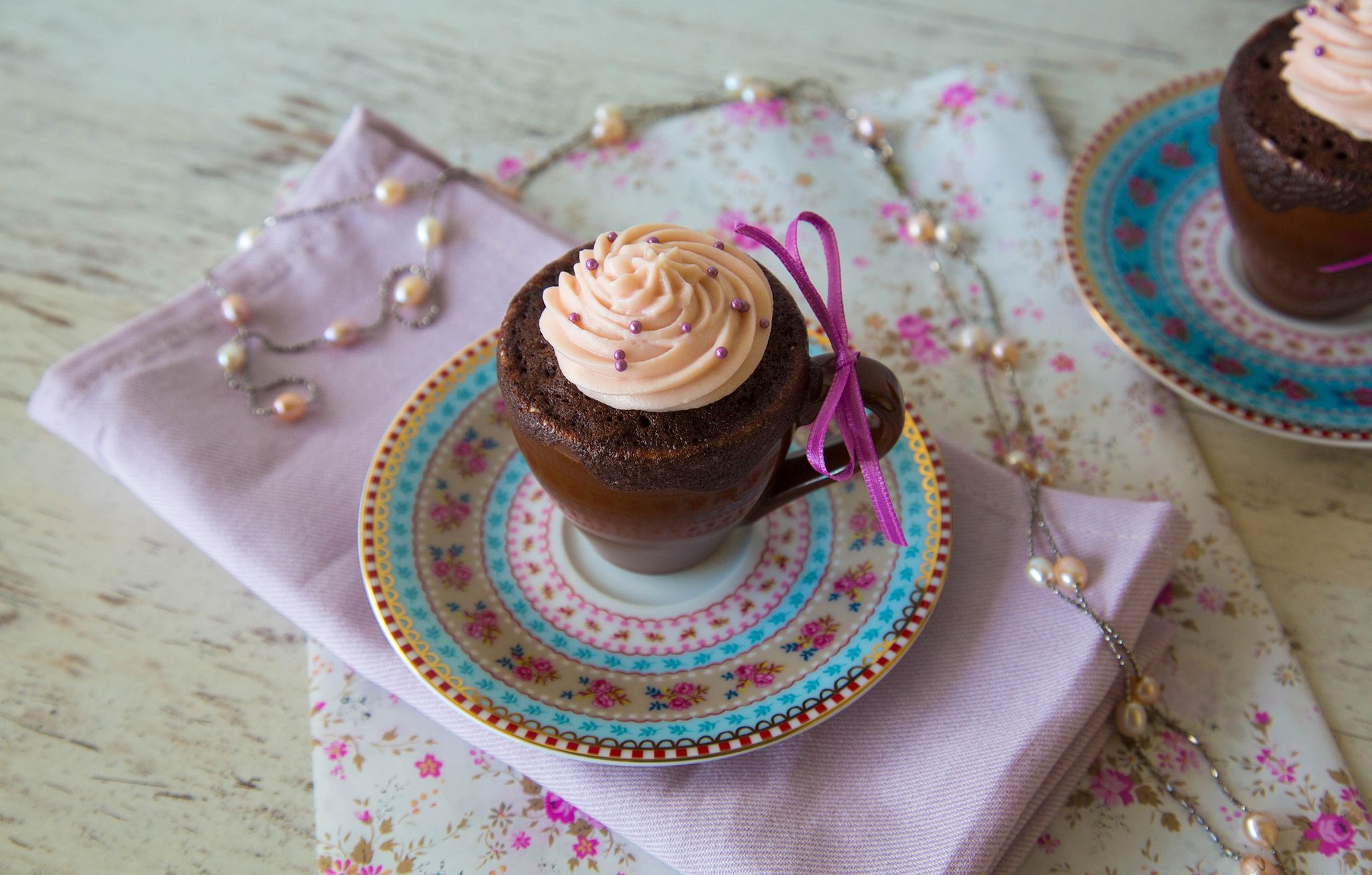 Der Schoko-Tassenkuchen von Food-Bloggerin Angelina Antal enthält einen Schuss Rotwein und ein Frischkäse-Topping.