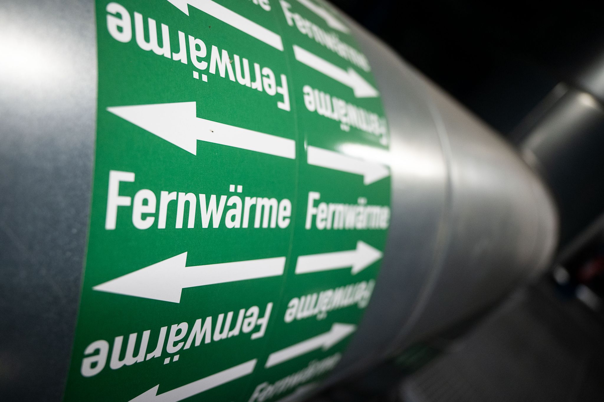 Der Deutsche Mieterbund warnt vor stark steigenden Kosten für Fernwärme. (Archivbild)