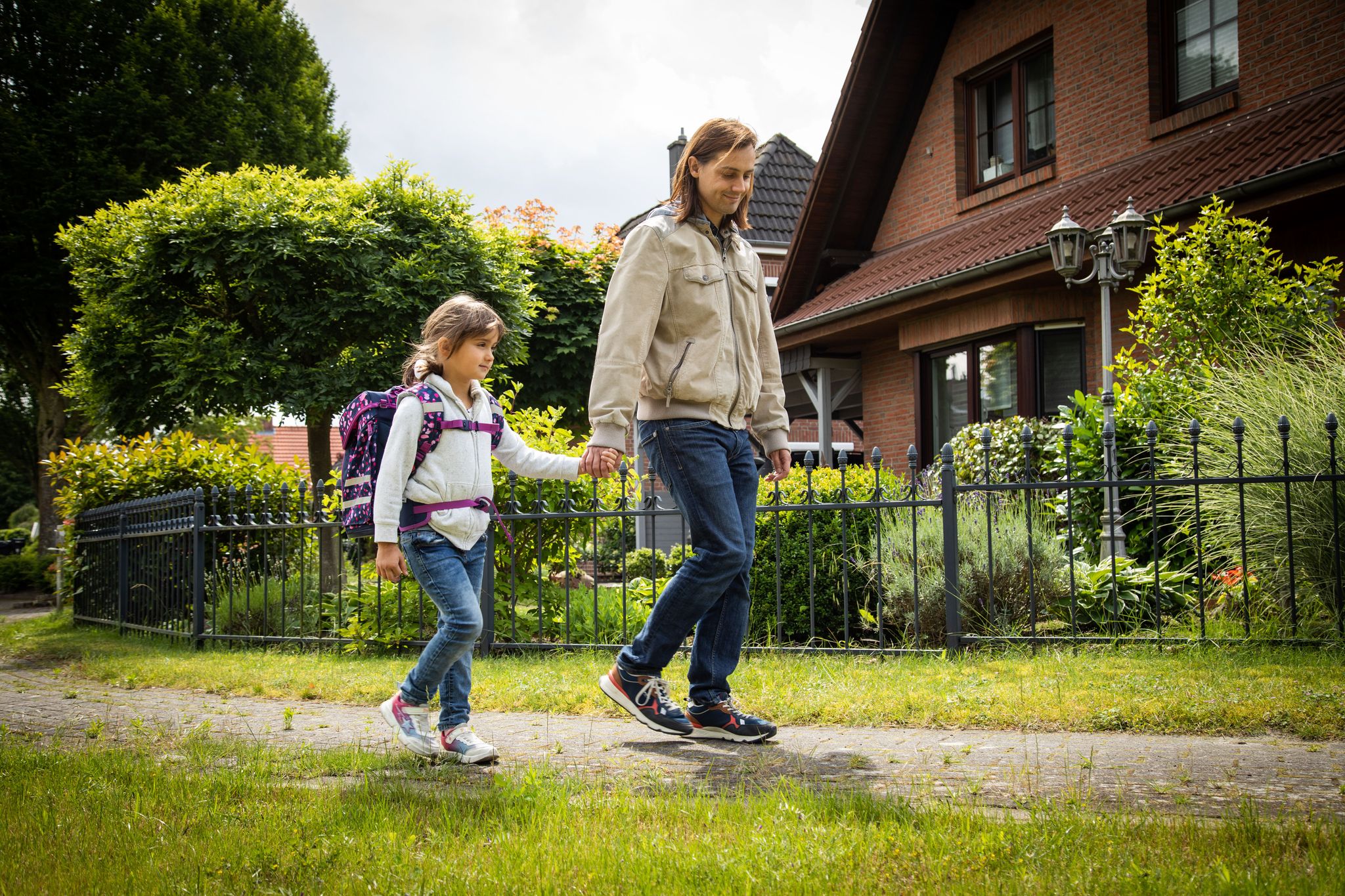 Neuer Ranzen, neue Wege: Da ist es wichtig, dass Eltern ihre Kinder auch im übertragenen Sinne vorm Schulstart an die Hand nehmen.