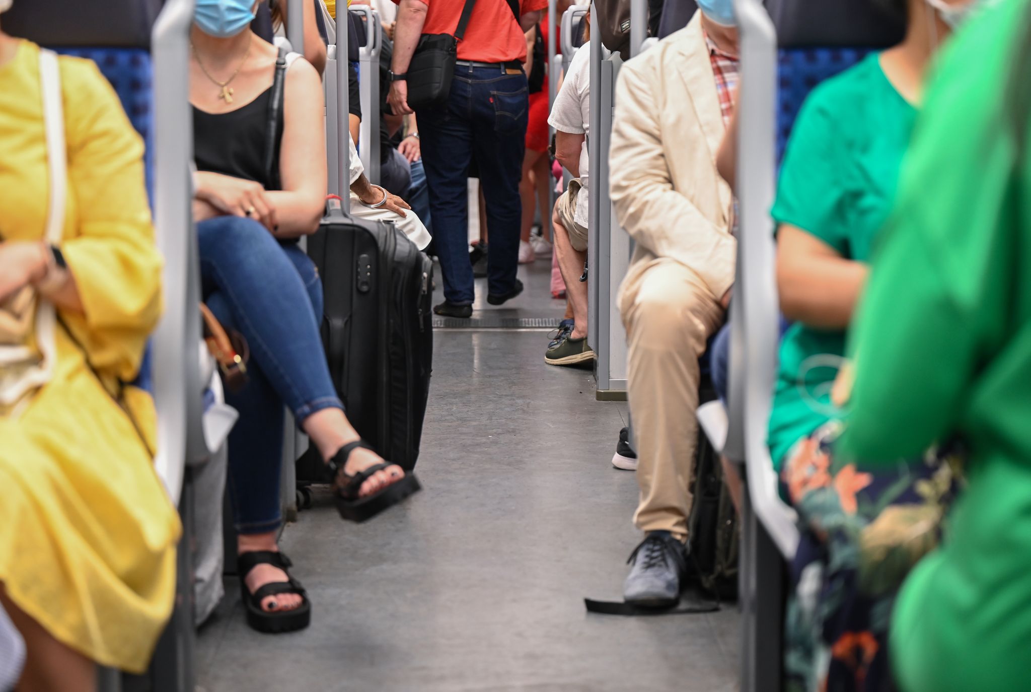 Auch beim Weg zur Arbeit sitzen viele Menschen. (Illustration)