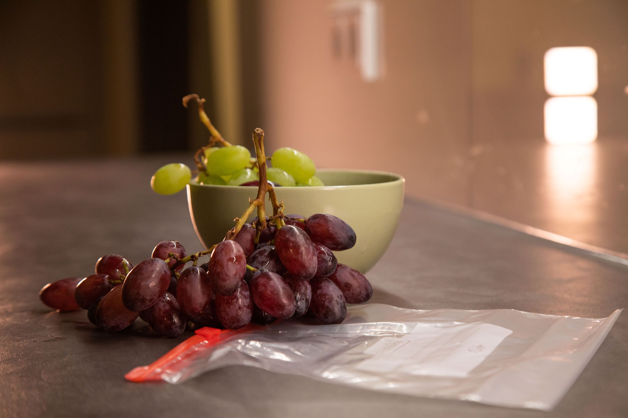 Lassen sich Weintrauben mit Hilfe eines Gefrierbeutels schnell vom Stiel befreien?