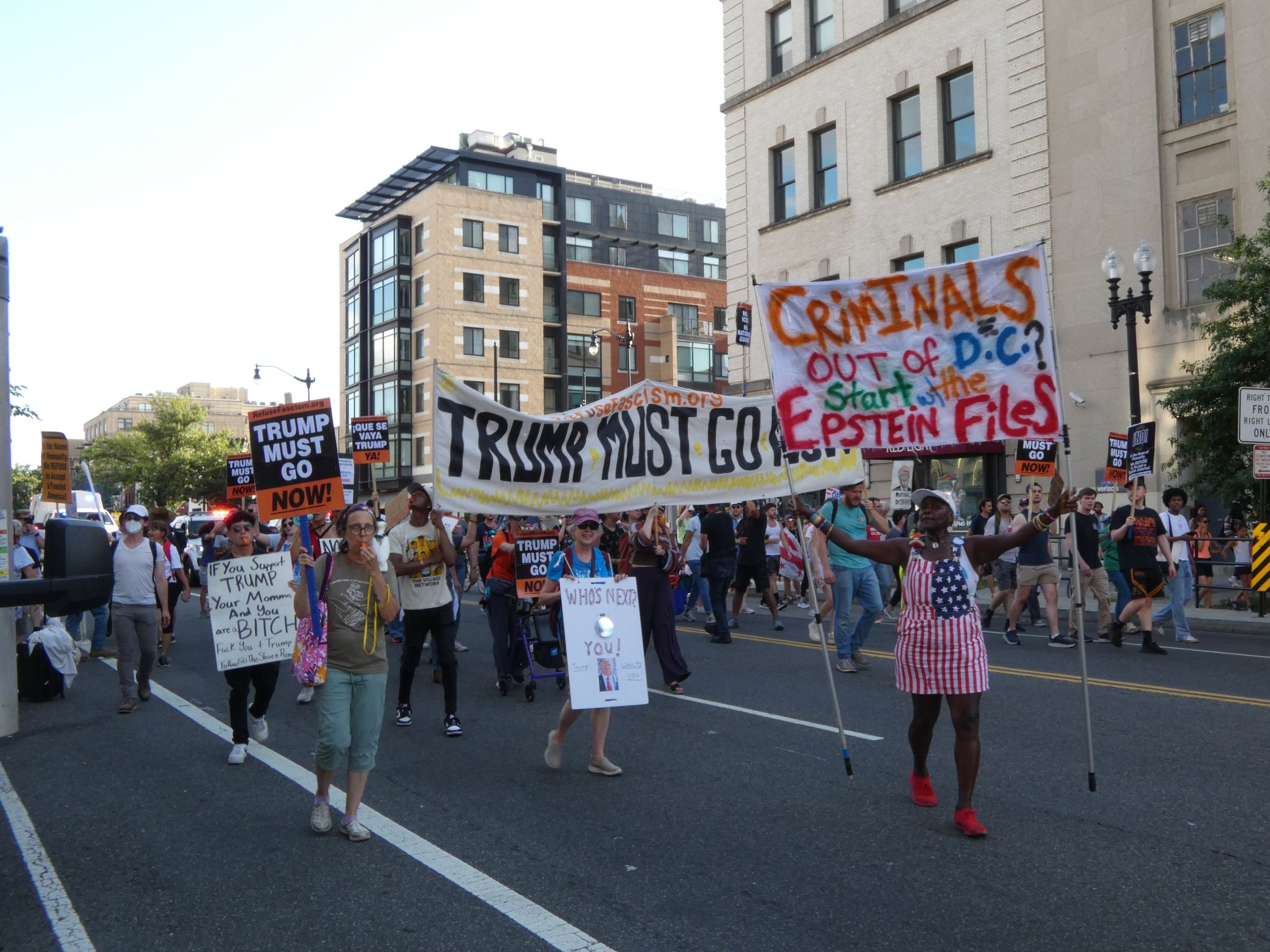 Nach Trumps Dekret regt sich erster Protest in der Hauptstadt.