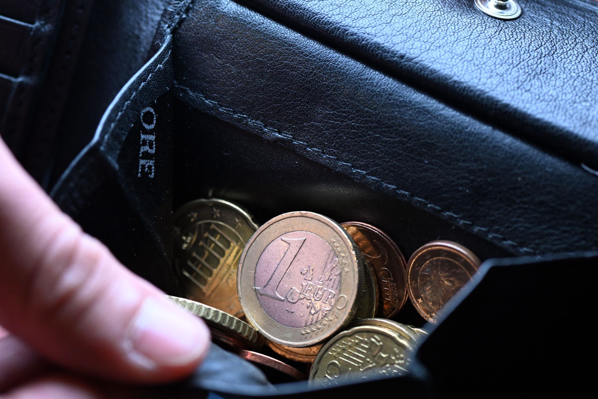 Viele Menschen würden gerne mehr fürs Alter sparen, können es sich aber nicht leisten. (Symbolbild)