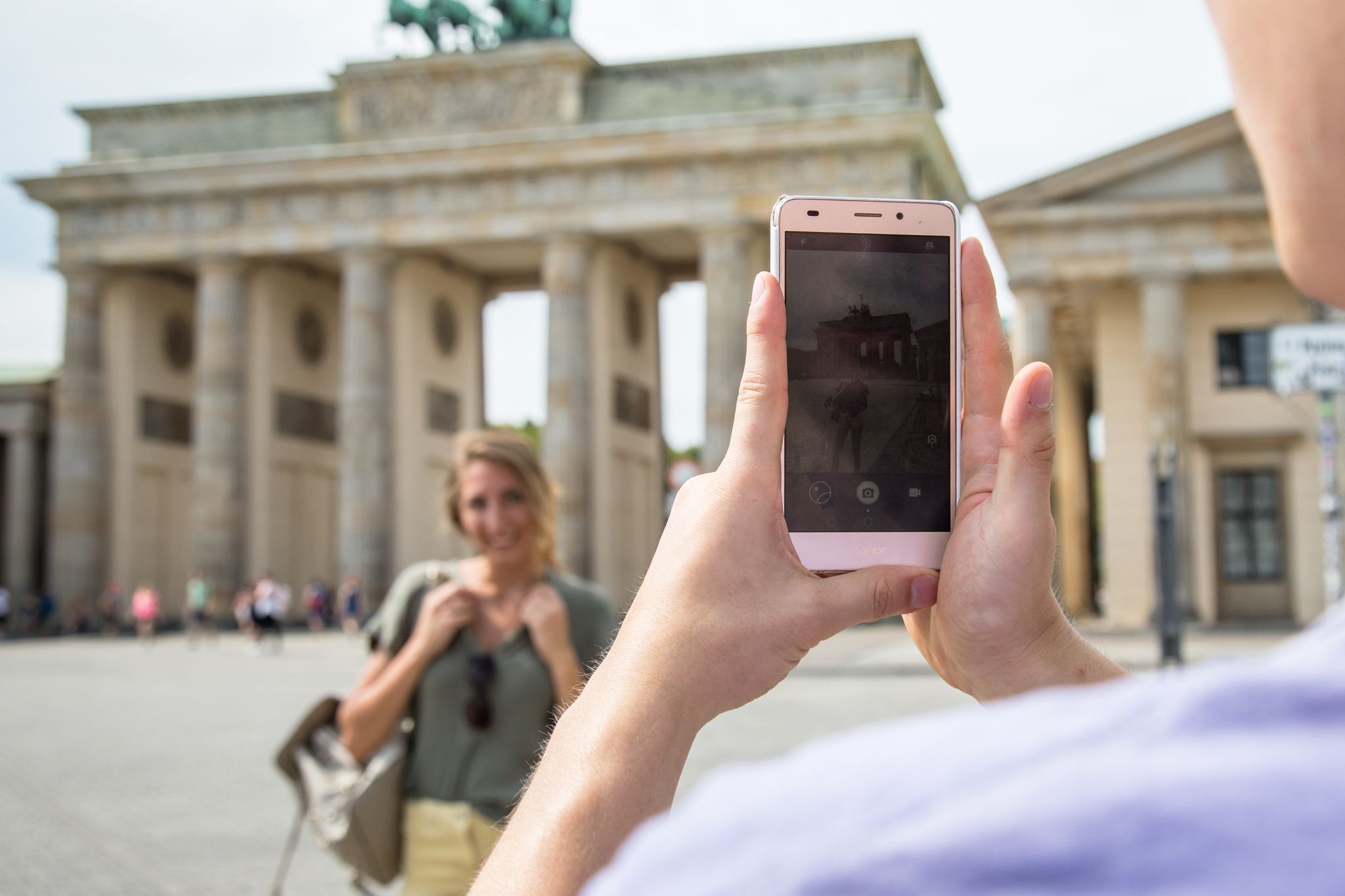 Urlaubsfotos mit Hilfe: Schöne Aufnahmen gelingen auch ohne Selfie-Arm.