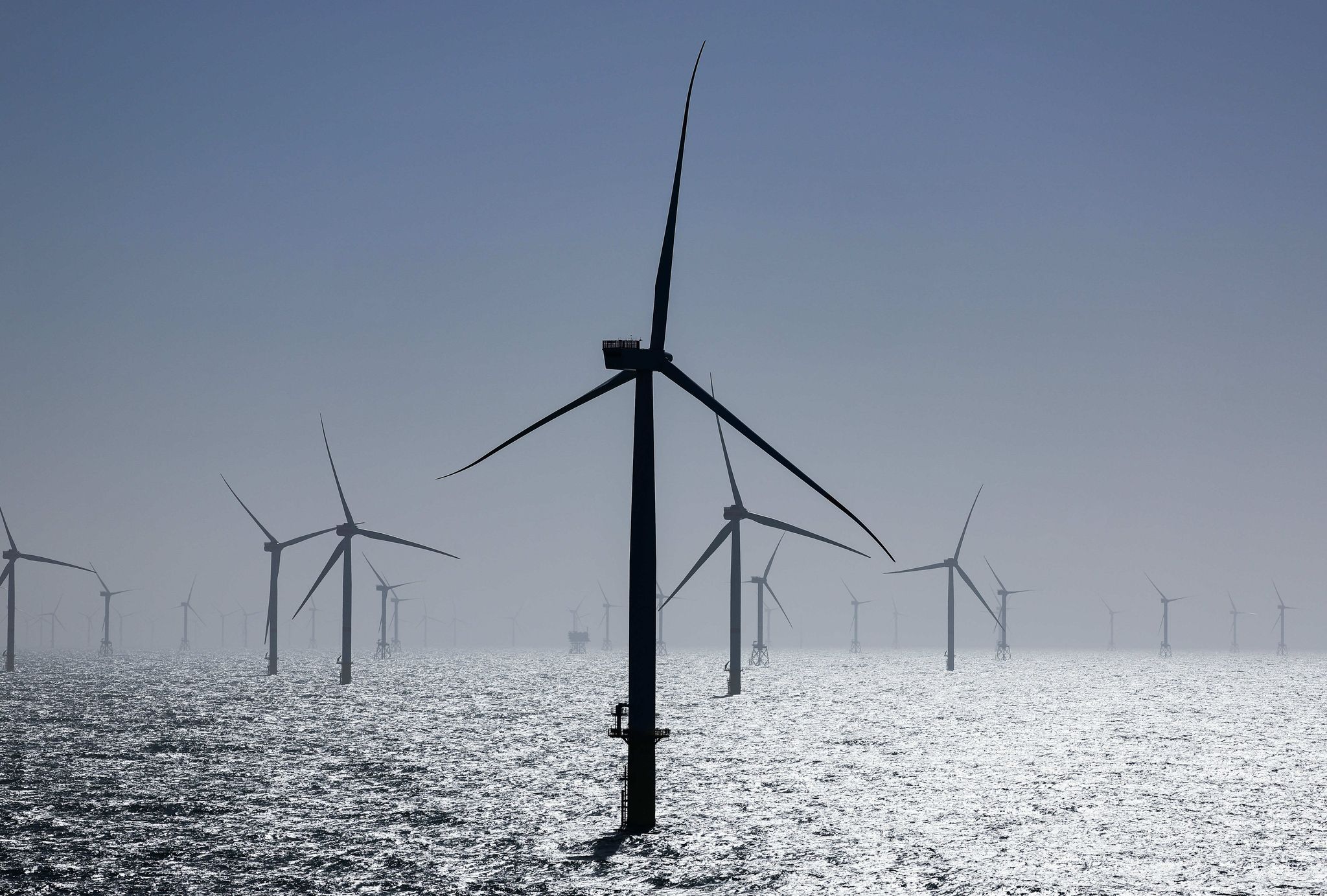 Windräder stehen in einem Windpark in der Nordsee. (Archivbild)