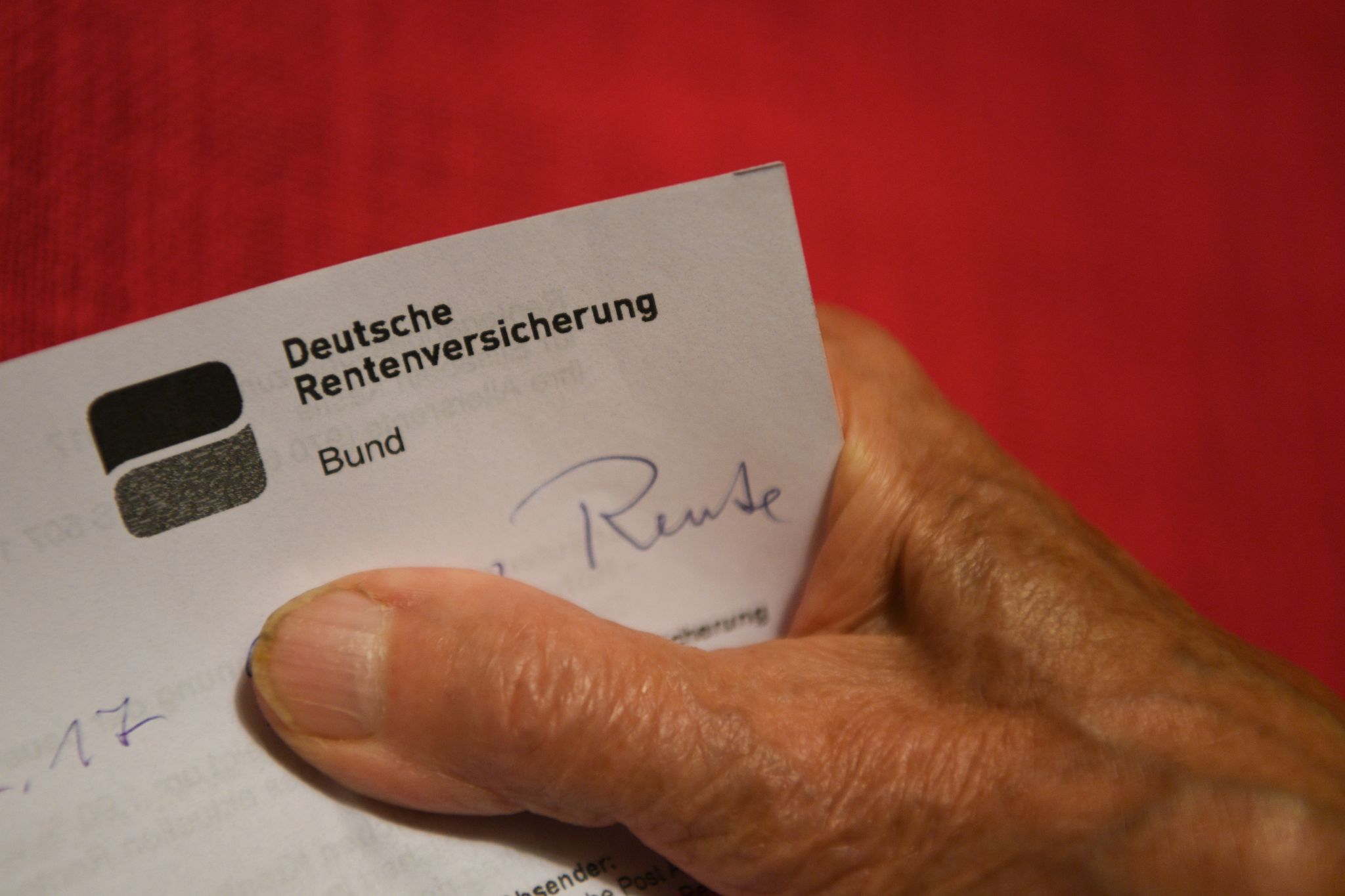 Rentenbescheide können Fehler enthalten, meist aber liegt es daran, dass Informationen fehlen.