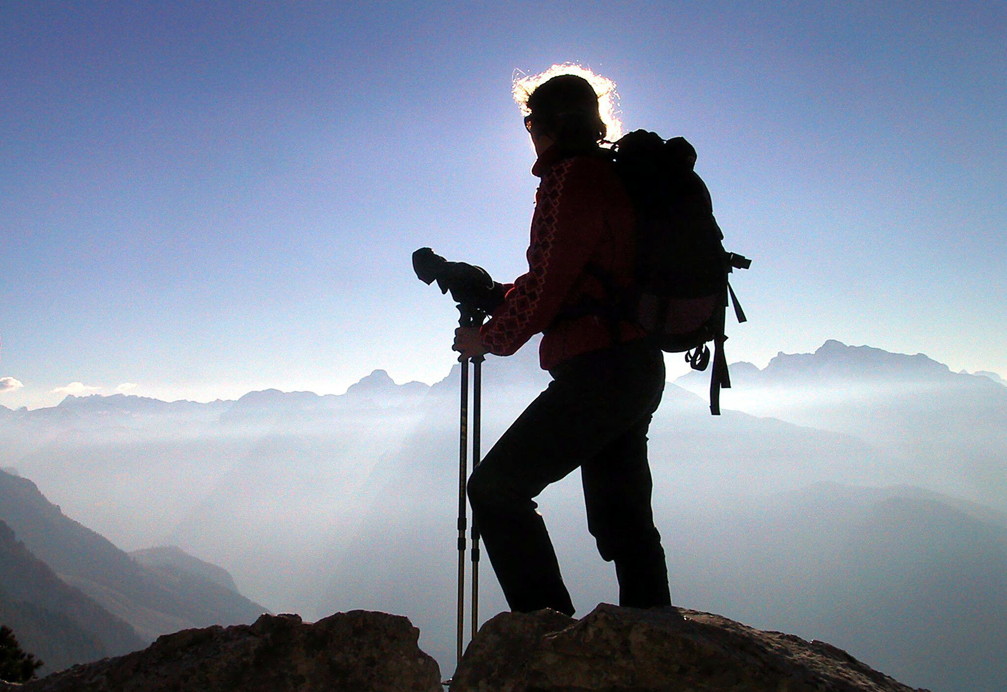 Gleißendes Sonnenlicht: Gerade beim Wandern und in der Höhe wird spezielle UV-Schutzkleidung auch Erwachsenen empfohlen.