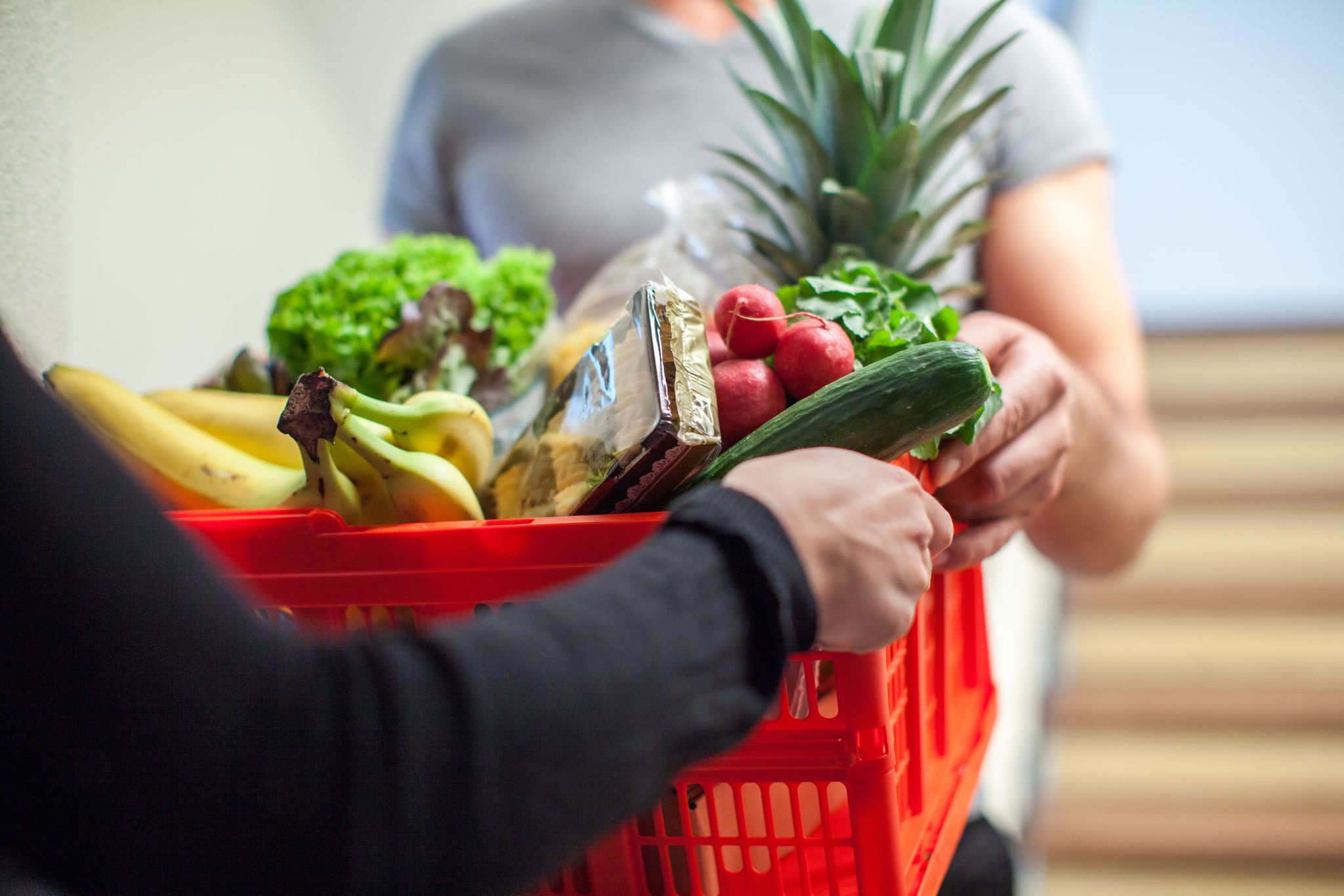 Anders als im Supermarkt müssten Online-Händler weder das Mindesthaltbarkeits- noch das Verbrauchsdatum vor dem Kauf angeben.