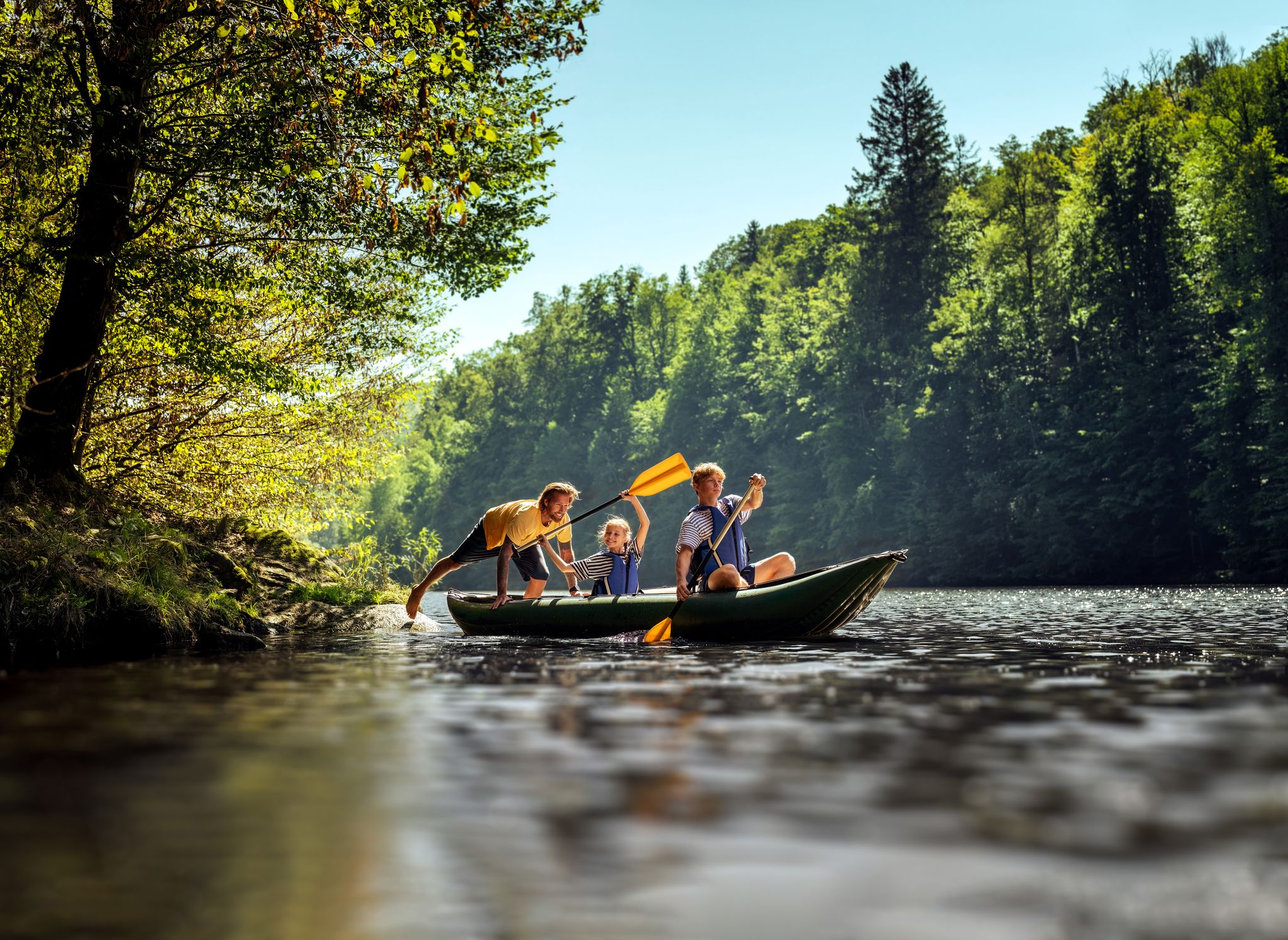 Erste Schläge für den Nachwuchs? Die Berounka ist ideales Terrain für Paddeleinsteiger - und familientauglich.