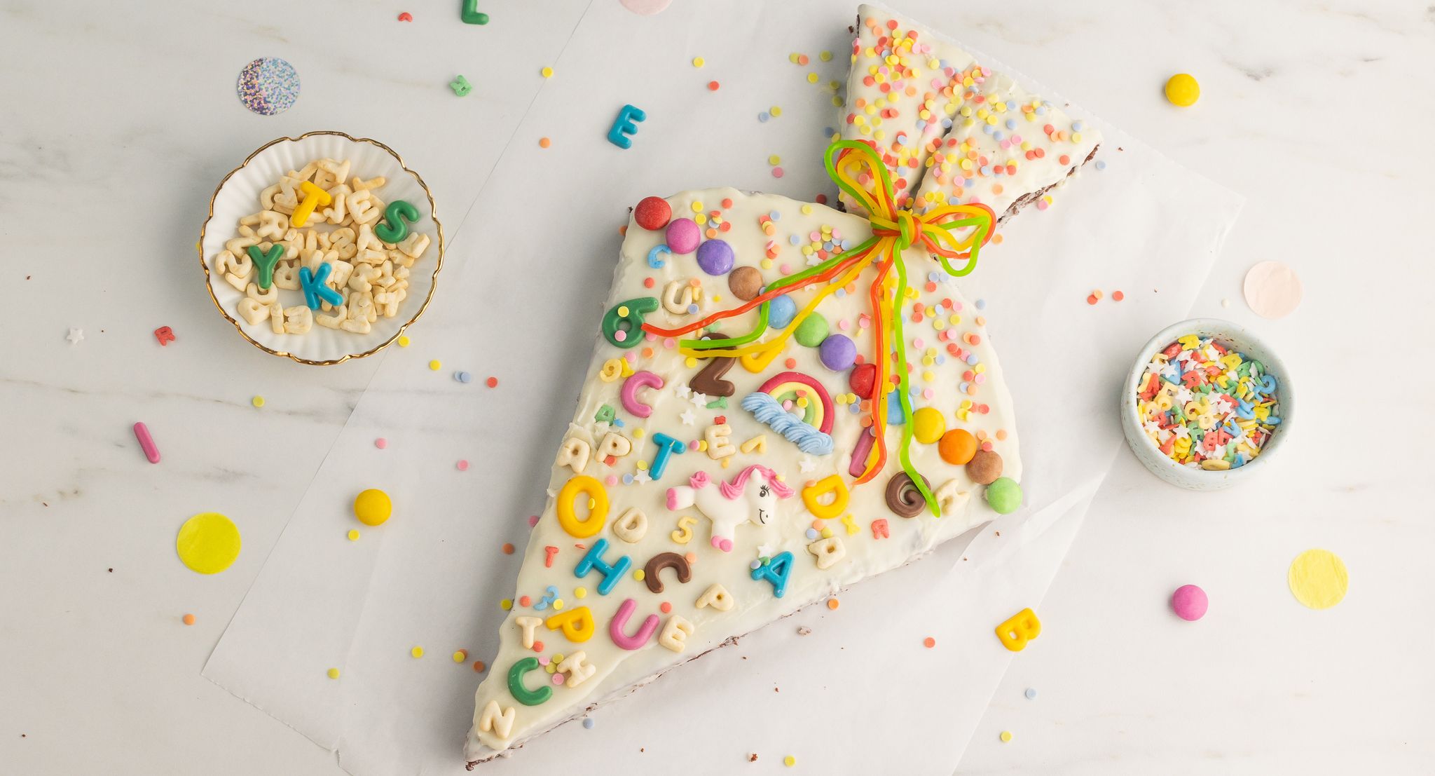 Den leckeren und bunten Schultütenkuchen gibt es neben der Schultüte am Nachmittag zur Schuleinführungsfeier.