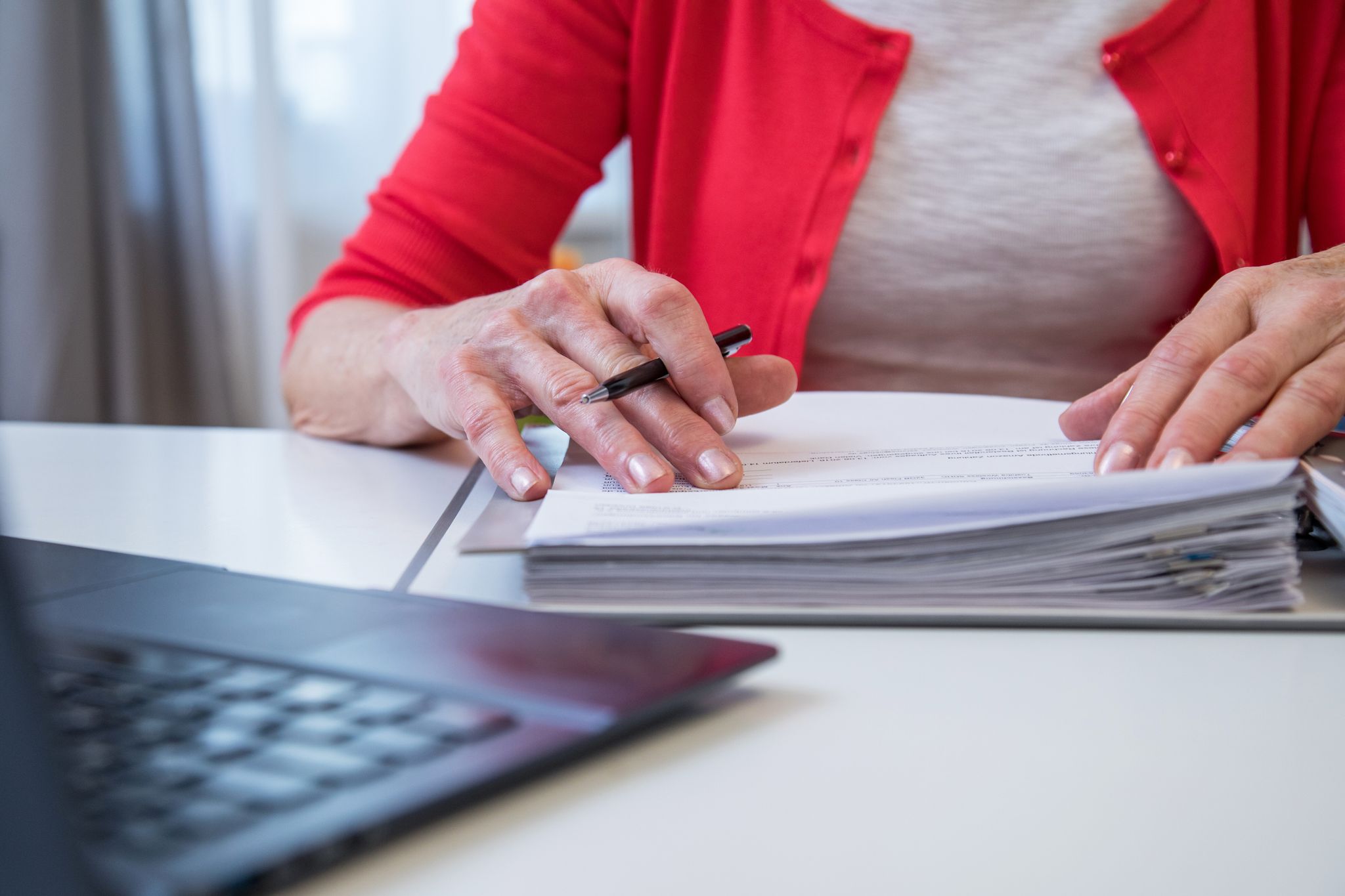 Läuft das Krankengeld aus, können Betroffene Anspruch auf Arbeitslosengeld oder Bürgergeld haben.