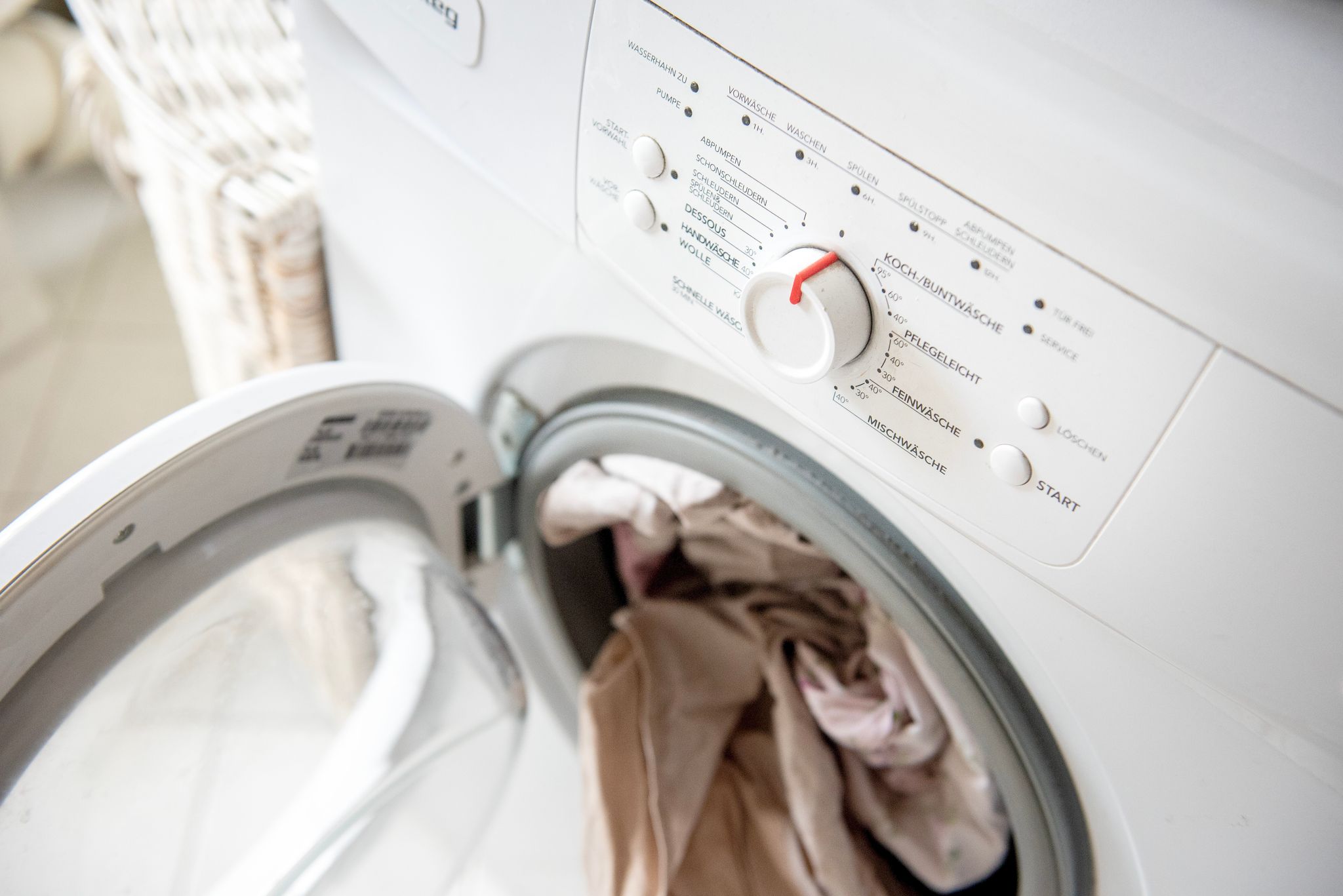 Eine 60-Grad-Wäsche mit Pulver-Vollwaschmittel hilft, Bakterien und Pilze zu beseitigen und Gerüche zu entfernen.