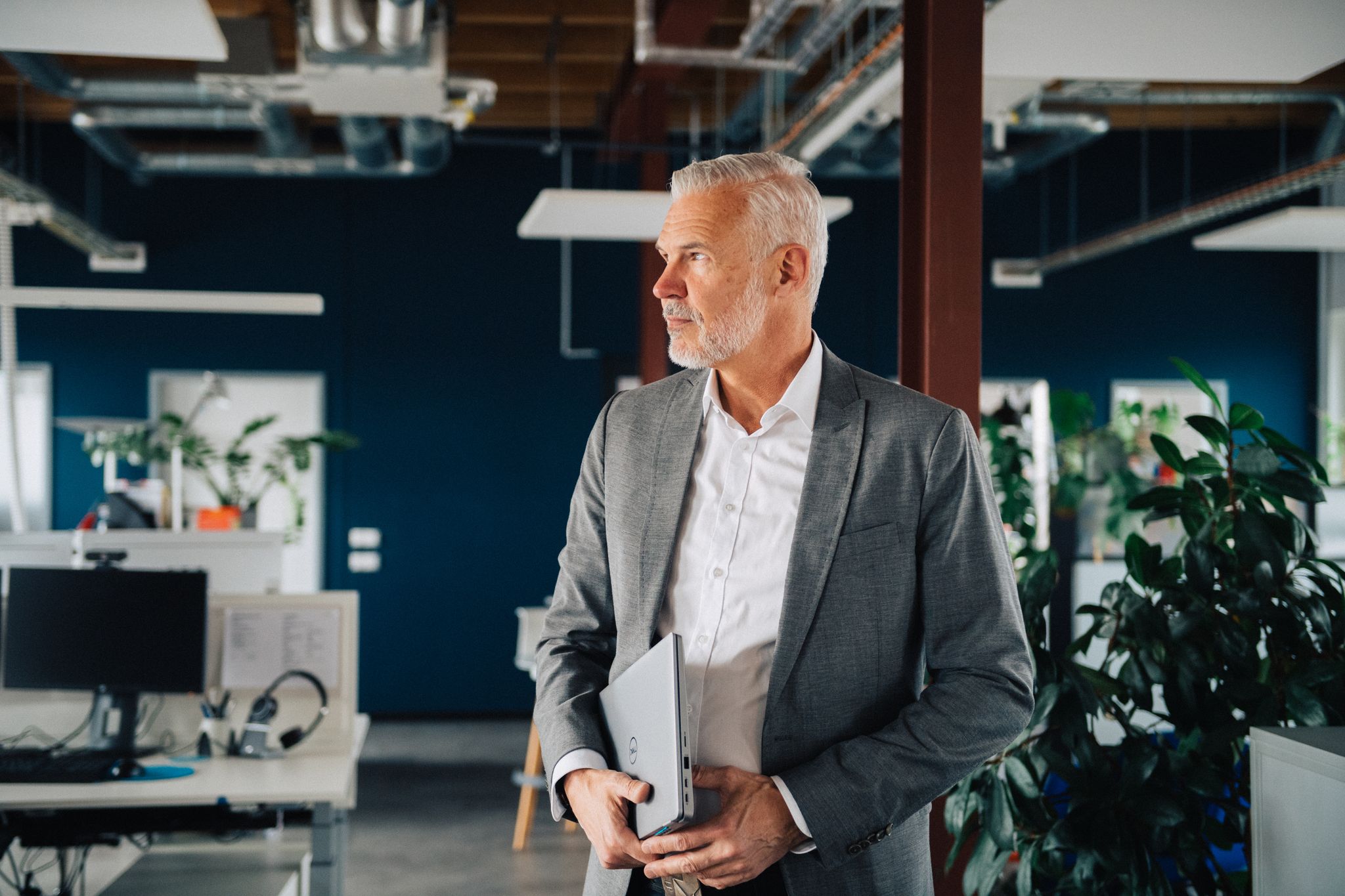 Noch berufstätig? Schon einige Jahre vor Renteneintritt kann es sich lohnen, bei der privaten Altersvorsorge schrittweise von thesaurierenden auf ausschüttende Wertpapiere im Depot umzustellen.