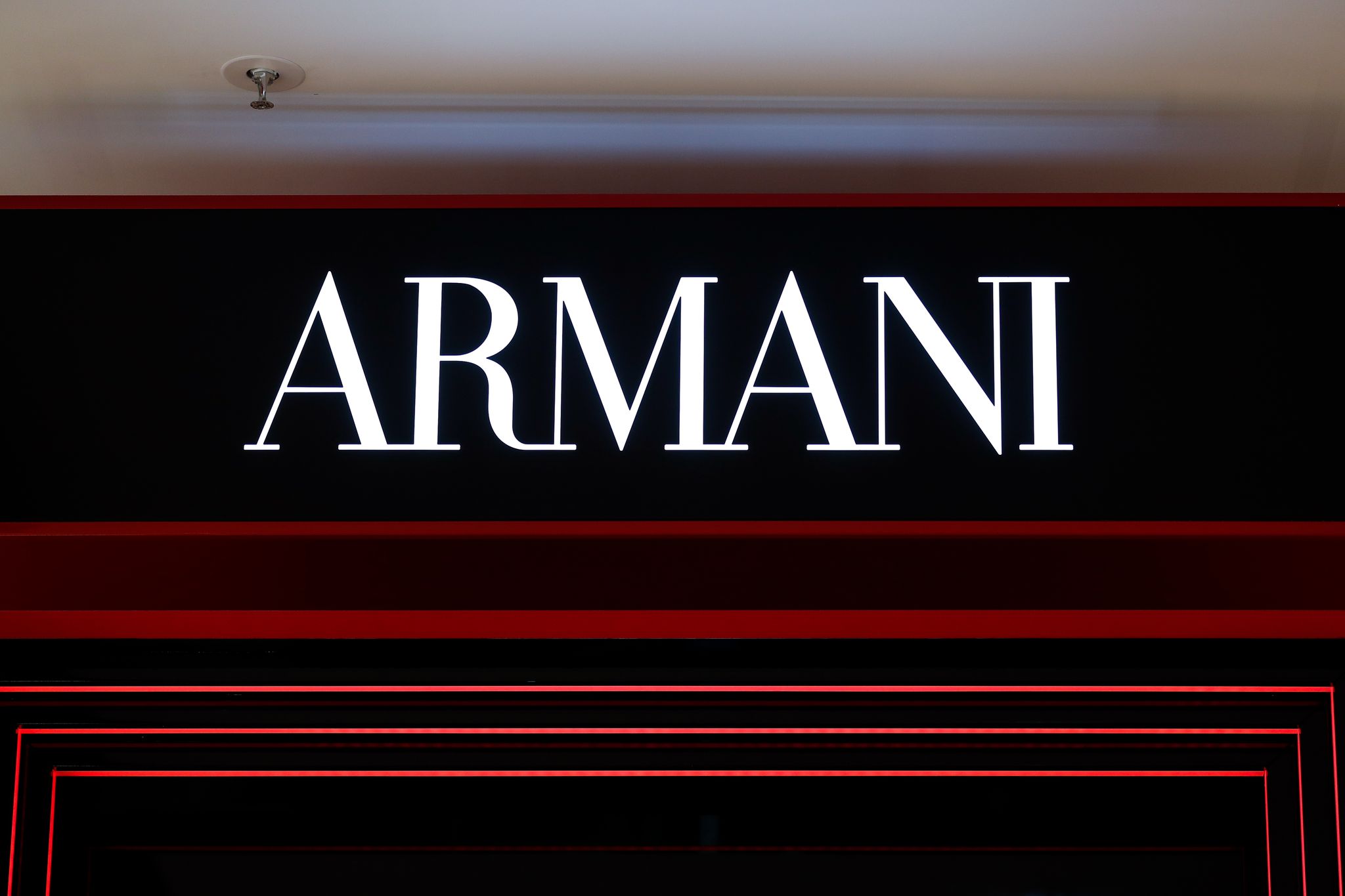Die italienische Wettbewerbsbehörde hat Armani-Unternehmen zu einer Geldstrafe von 3,5 Millionen Euro verurteilt. (Symbolbild)