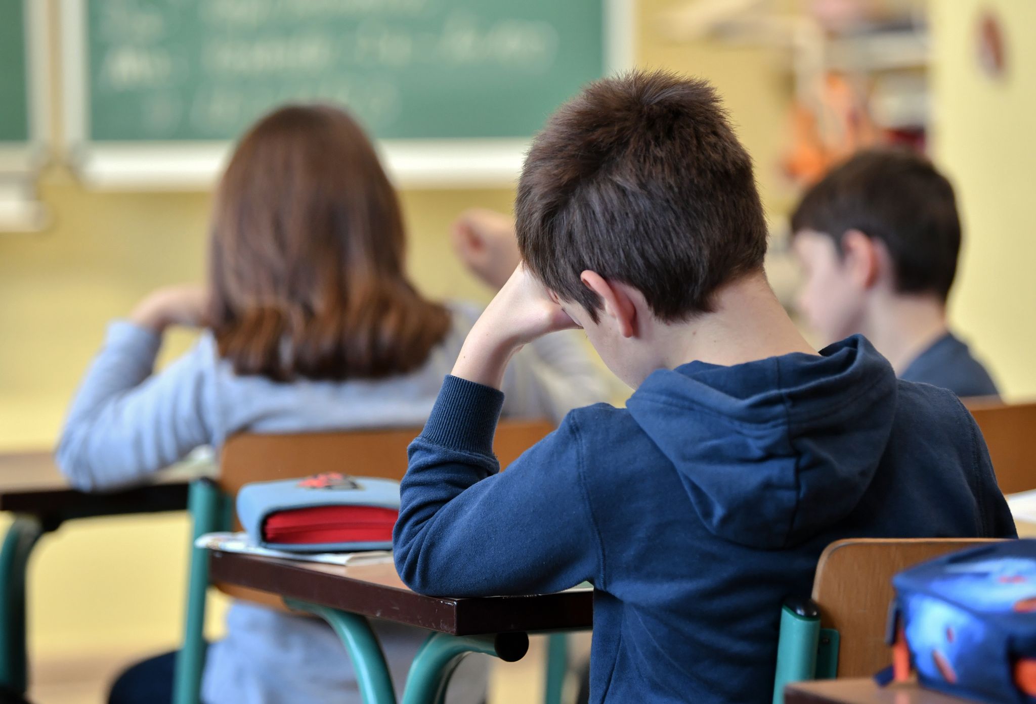 Leistungsdruck, Mobbing, soziale Ängste und Lese- oder Rechtschreibschwäche sind die häufigsten Ursachen, die zur Schulangst führen können.