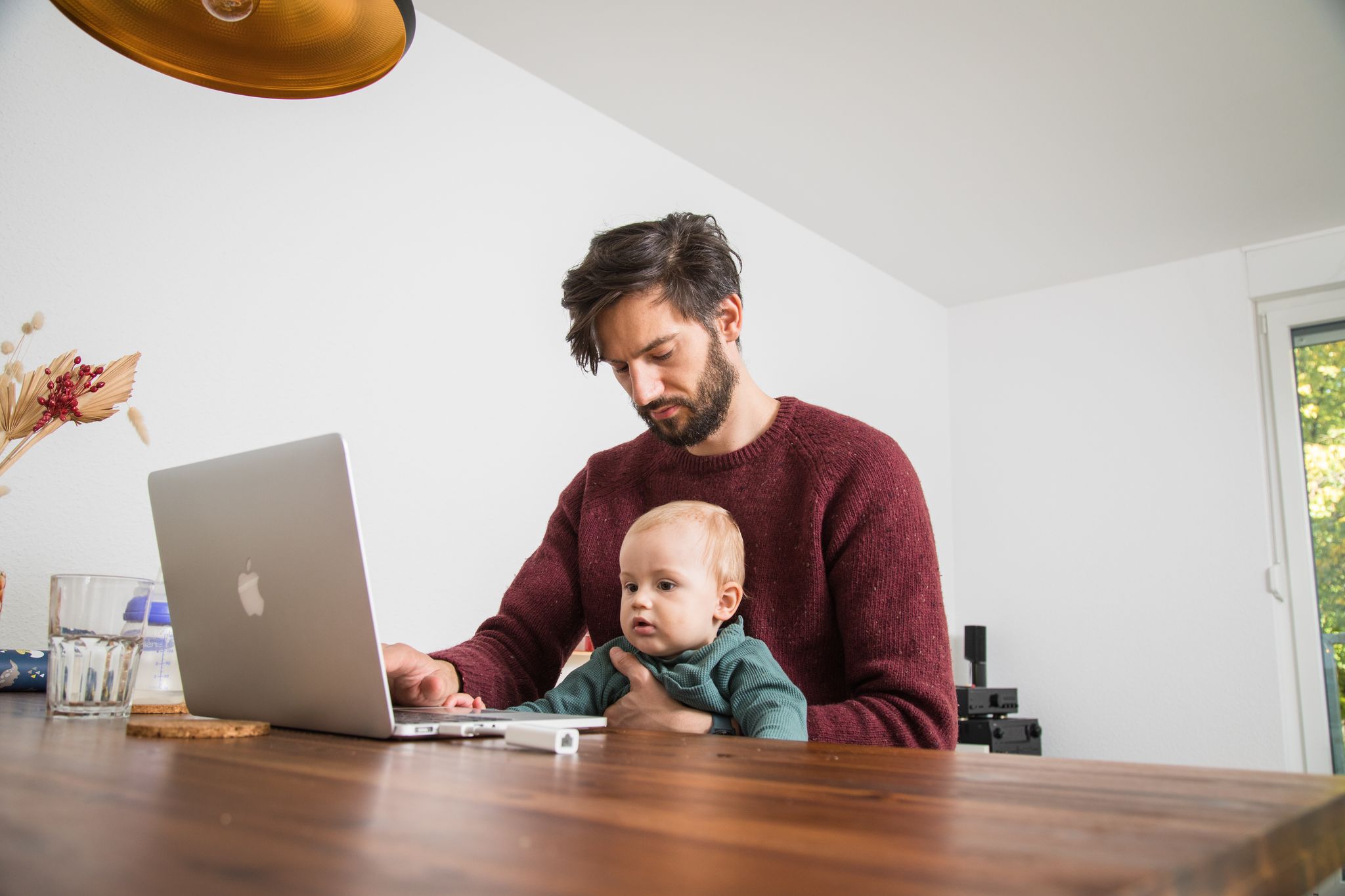 Flexible Arbeitszeiten im Homeoffice: Ein familienfreundlicher Arbeitgeber kann berufstätigen Eltern das Leben erleichtern.