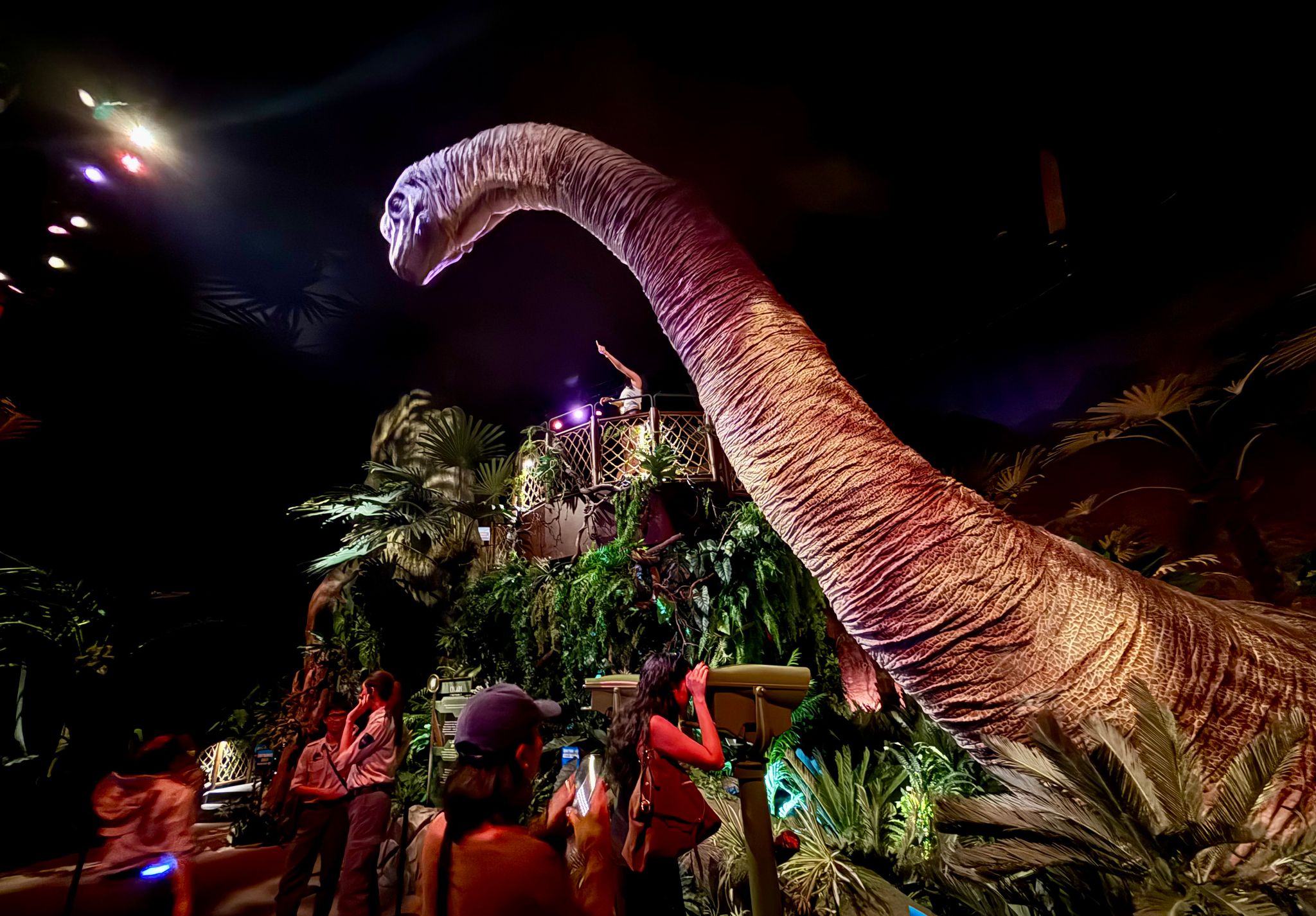 Schon kurz hinter dem Eingang werden Besucher von dem sanft schnaubenden Pflanzenfresser Brachiosaurus begrüßt.