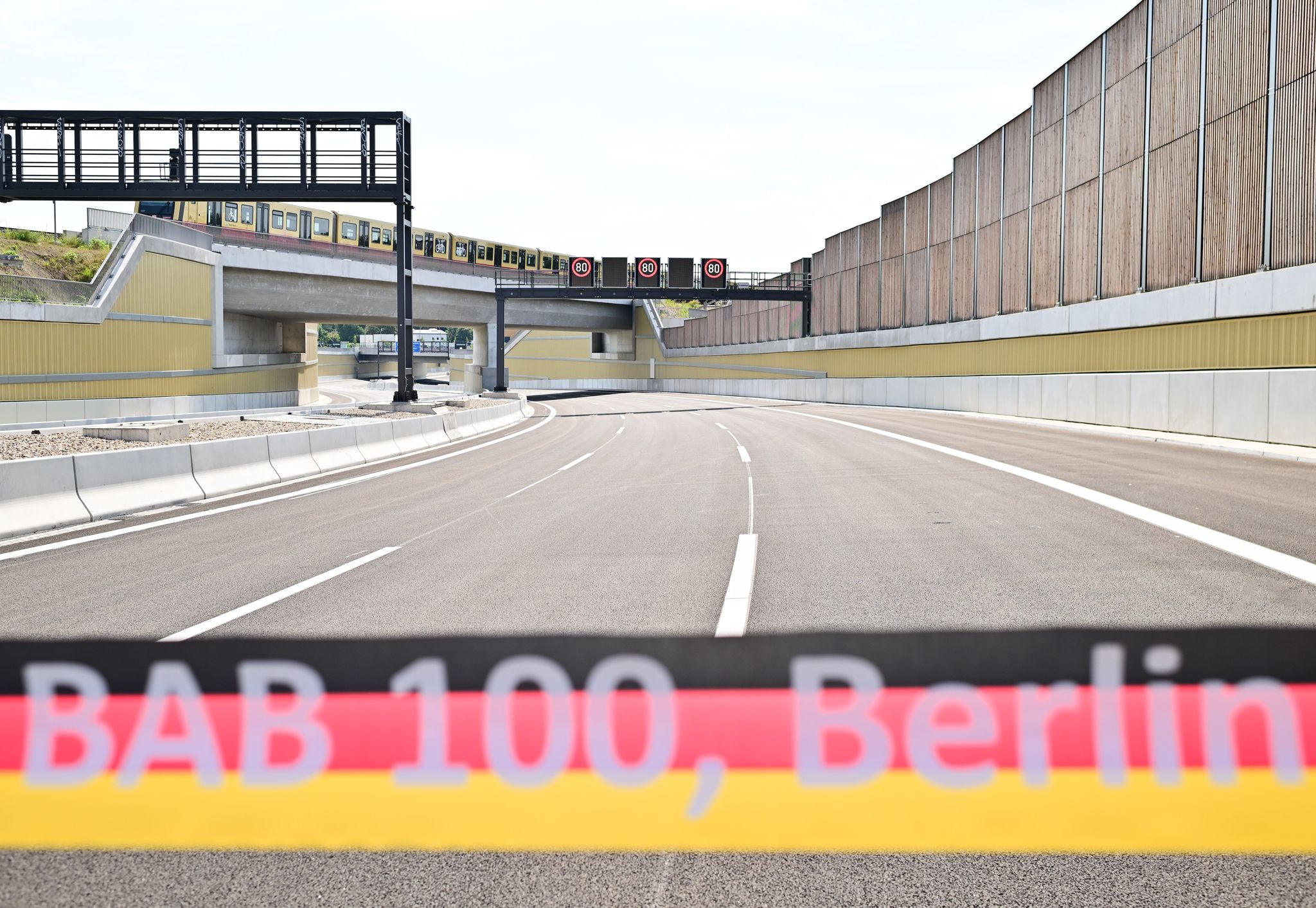 Die umstrittene Verlängerung der Berliner Stadtautobahn ist eröffnet worden.