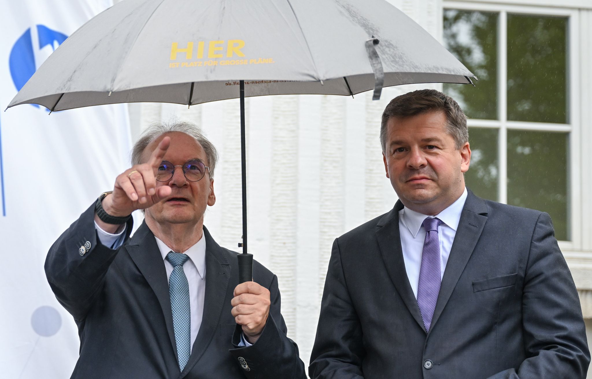 Sachsen-Anhalts Regierungschef Reiner Haseloff (CDU) und Wirtschaftsminister Sven Schulze (CDU). (Archivbild)