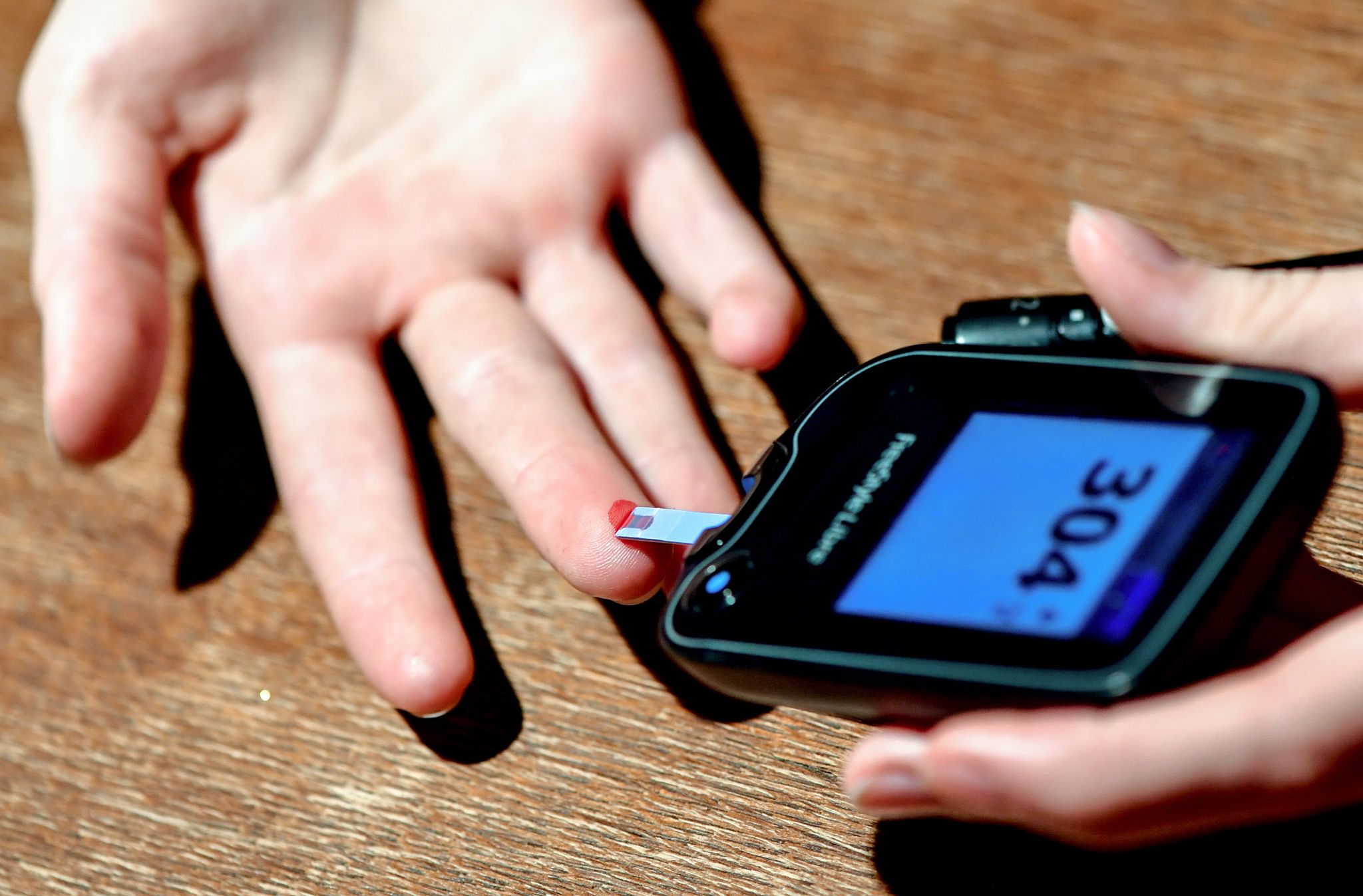 Das richtige Timing von Messung und Insulingabe kann bei Reisen entscheidend sein.