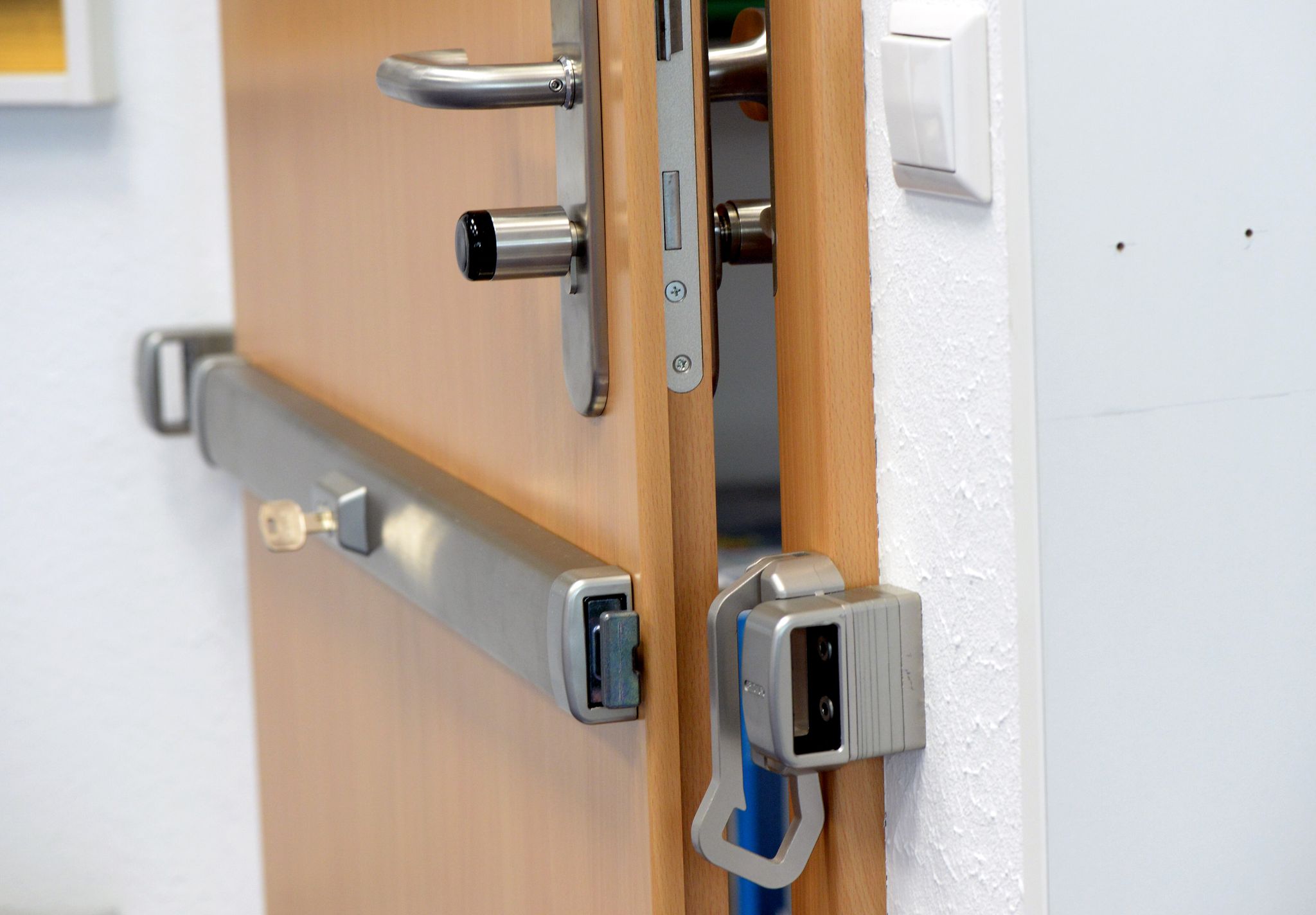 Gut gesichert gegen Einbruch ist die Tür mit einem Querriegelschloss.