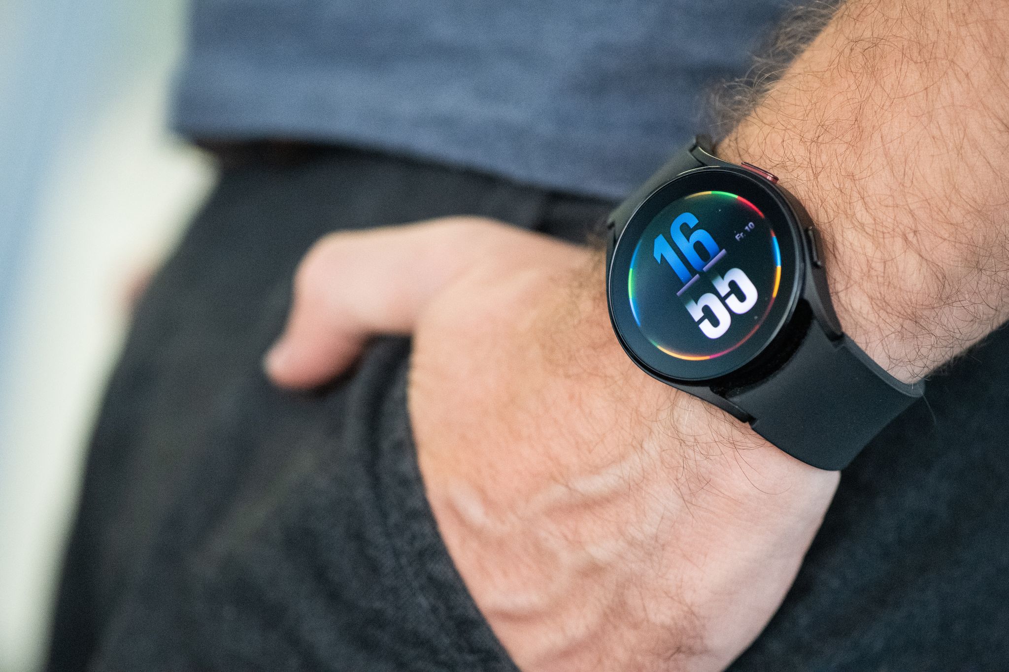 Smartwatch am Handgelenk: Regelmäßige Tragepausen helfen der Haut, sich zu regenerieren.