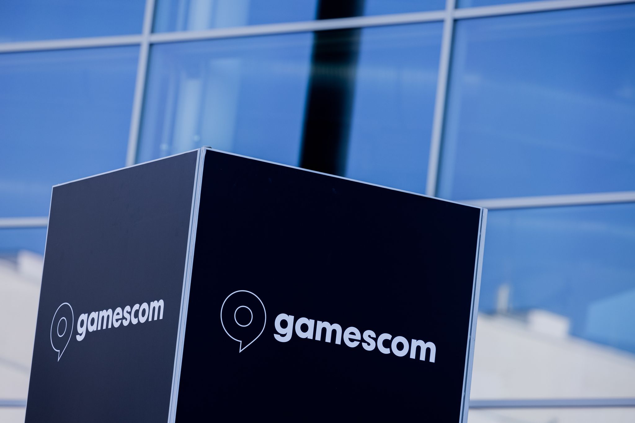 Das Gamescom-Logo vor den Kölner Messehallen - nächste Woche werden wieder Hunderttausende zu der Messe kommen.