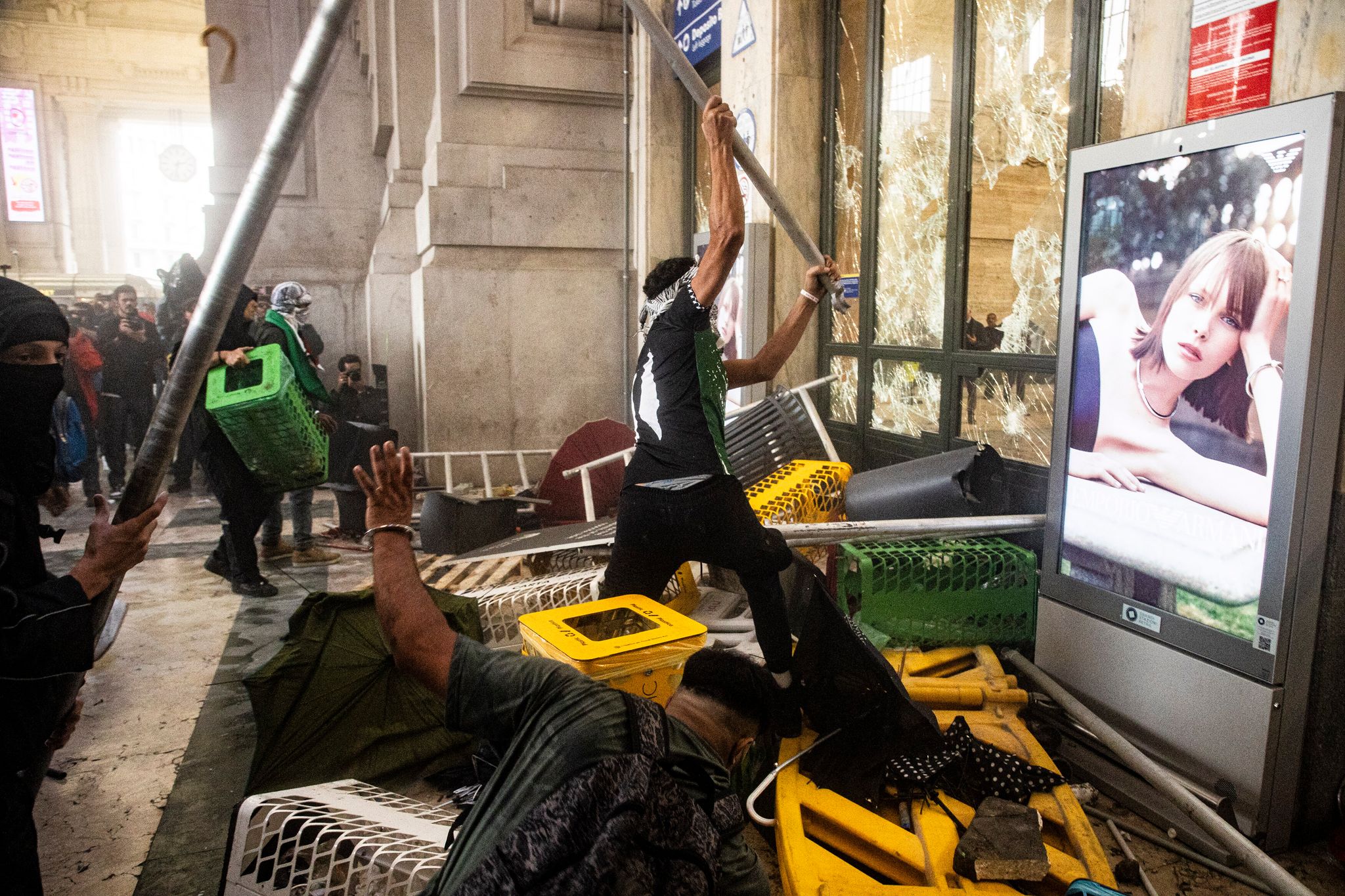 Bei den Krawallen wurden nach Angaben der Polizei mehrere Dutzend Menschen verletzt.