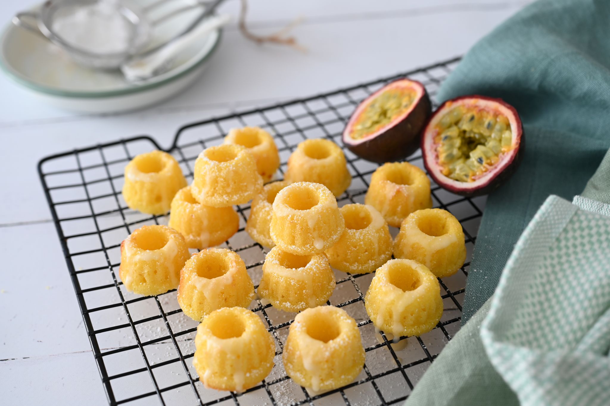 Mini, süß und sonnig: Die Mini-Guglhupf werden nicht mit Milch, sondern mit Buttermilch gebacken. So werden sie schön saftig.