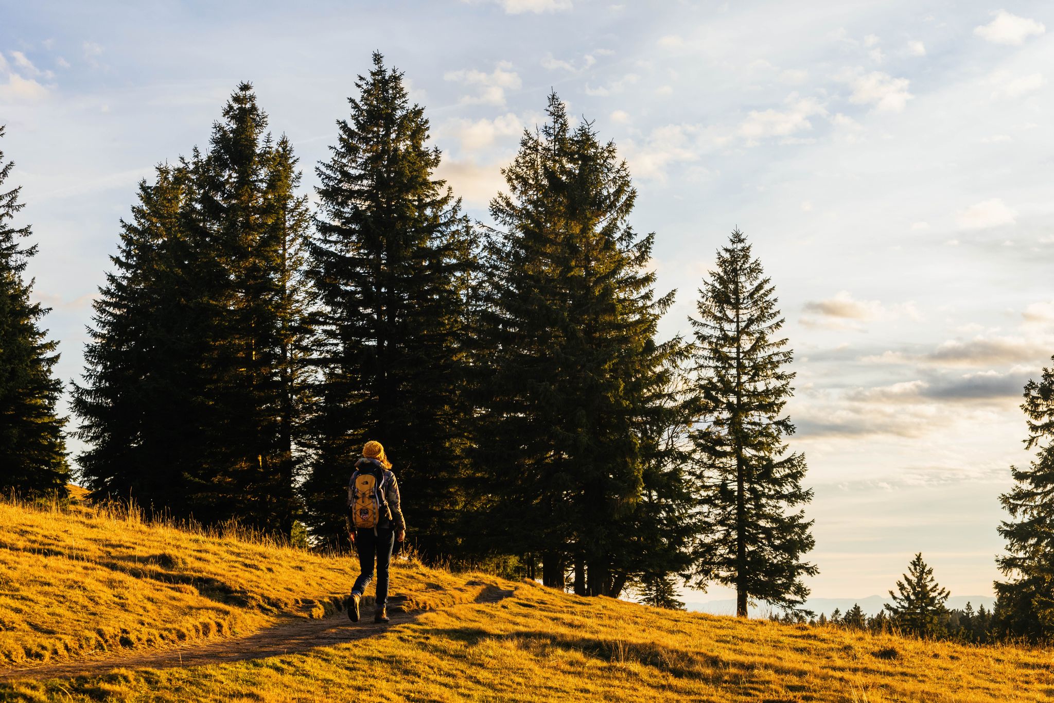 Herbstwandern in den Bergen: Klare Luft und bunte Blätter bieten zu dieser Jahreszeit eine beeindruckende Kulisse.