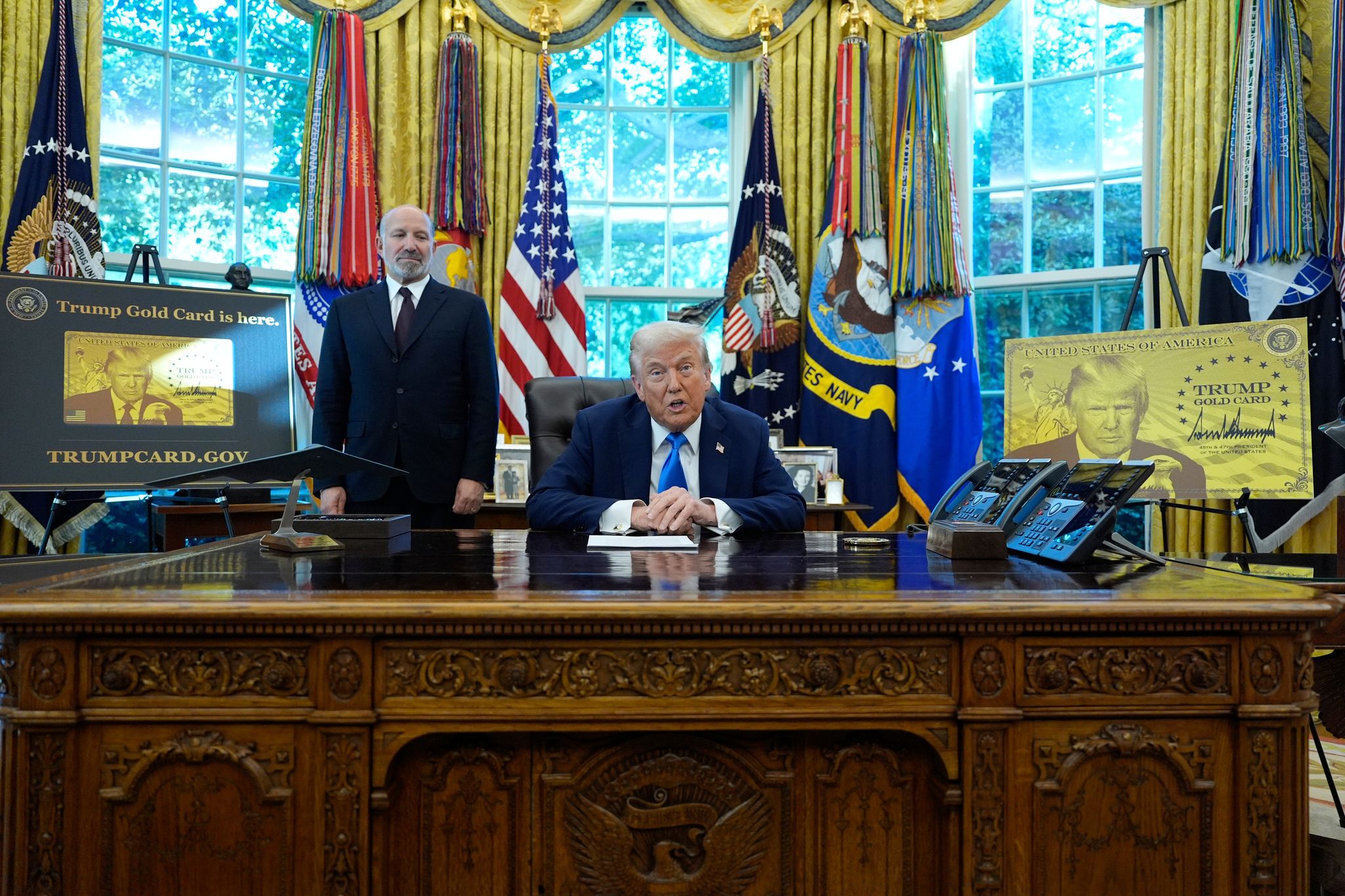 «Kauft jetzt DIE TRUMP GOLD CARD», rät der Präsident im Stile eines Verkäufers.