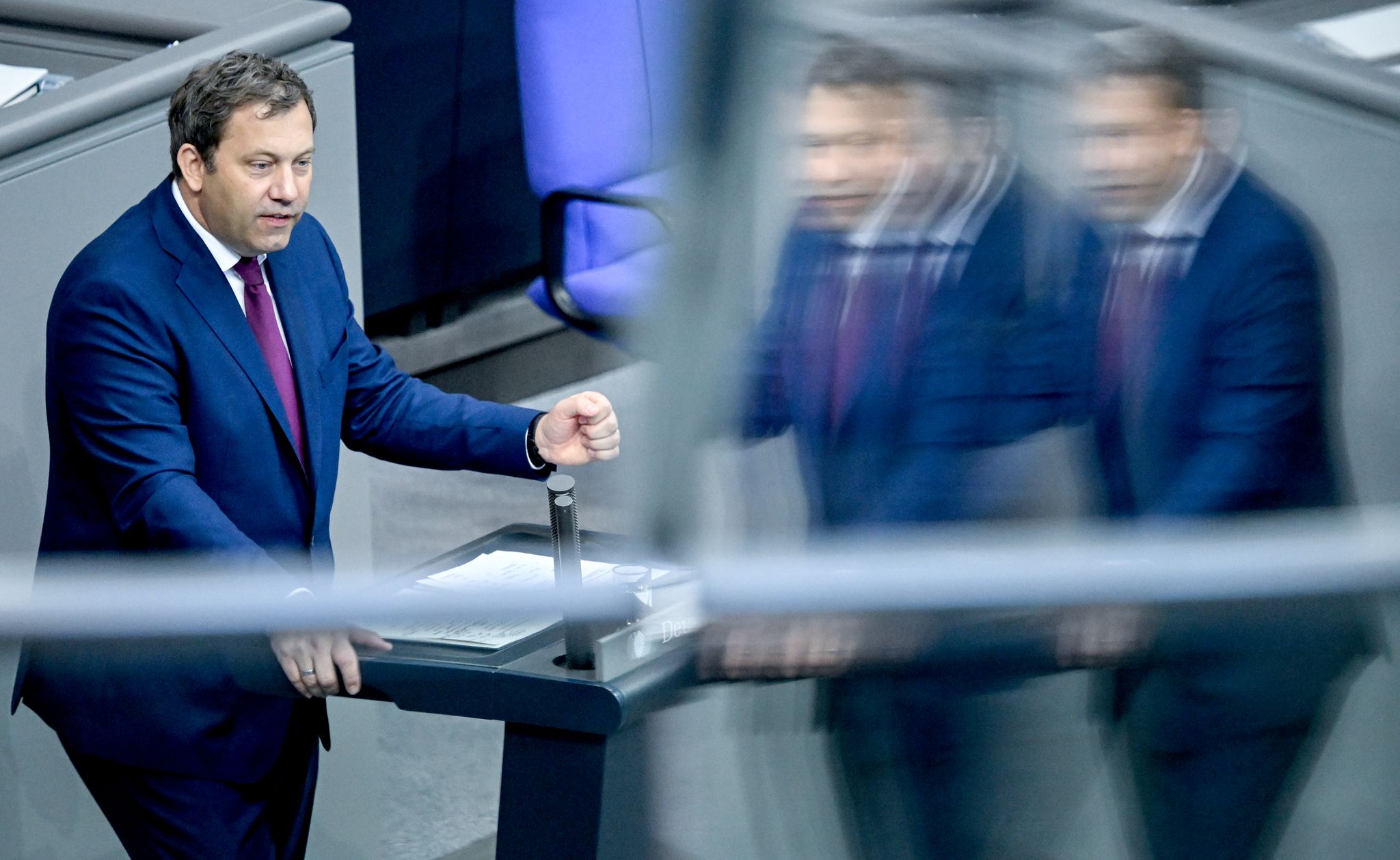 Nach dem Beschluss des ersten schwarz-roten Etats jetzt steht schon der zweite für Lars Klingbeil zur Debatte. (Archivbild)