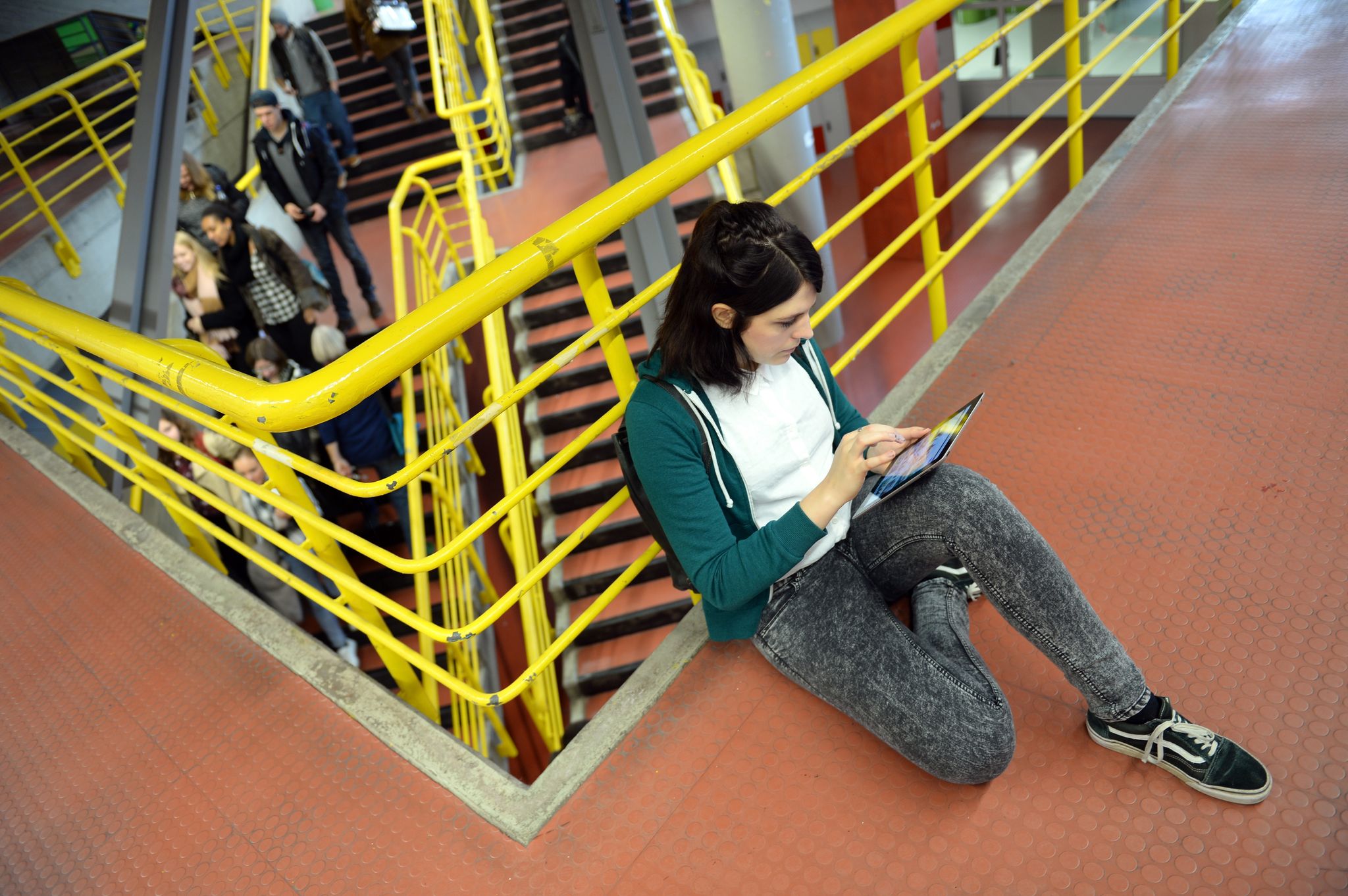 Damit sich Studierende im ersten Semester schnell zurechtfinden, bieten viele Hochschulen Unterstützung an.