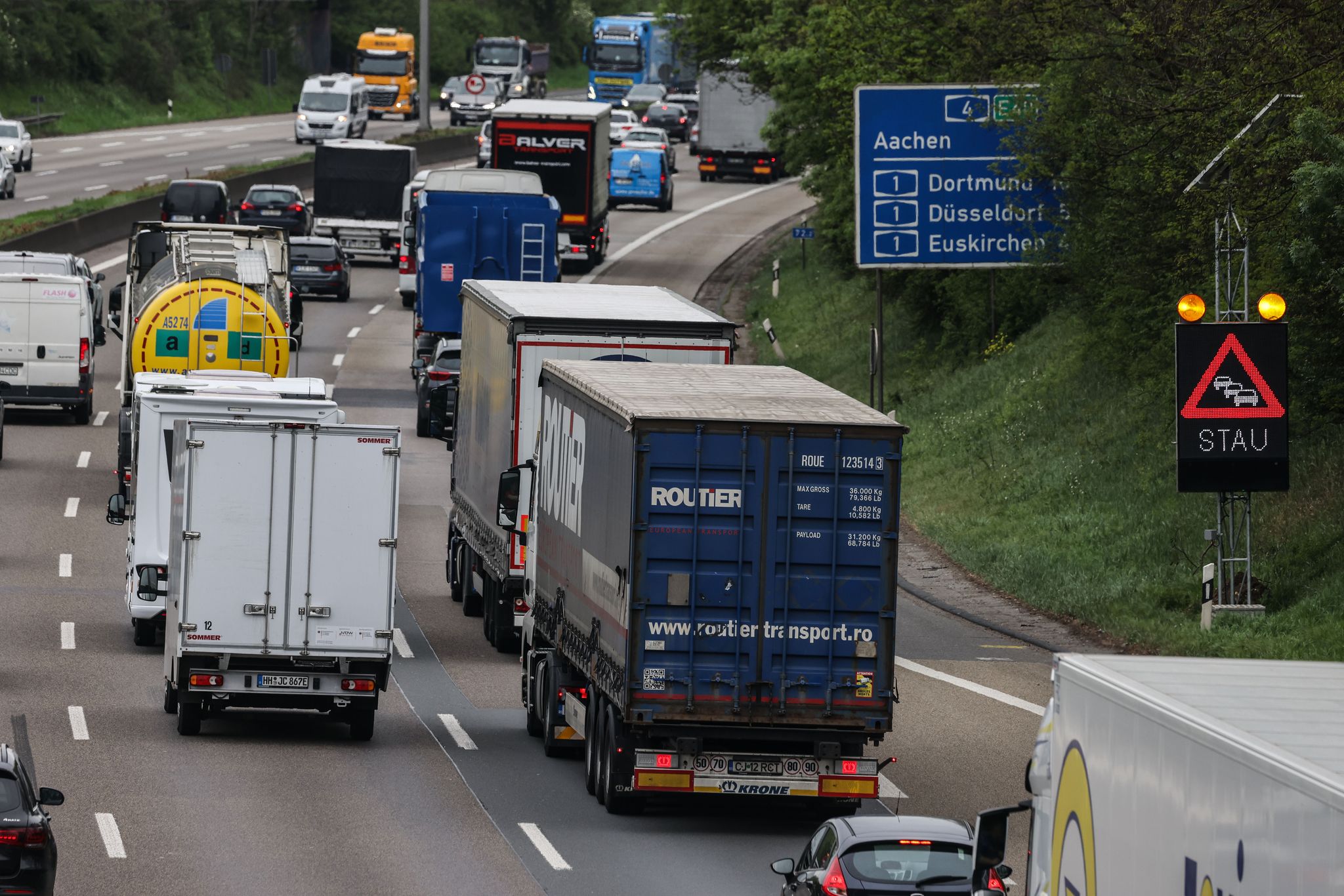 Autobahn-Projekten in NRW drohen Finanzierungslücken. (Archivbild)