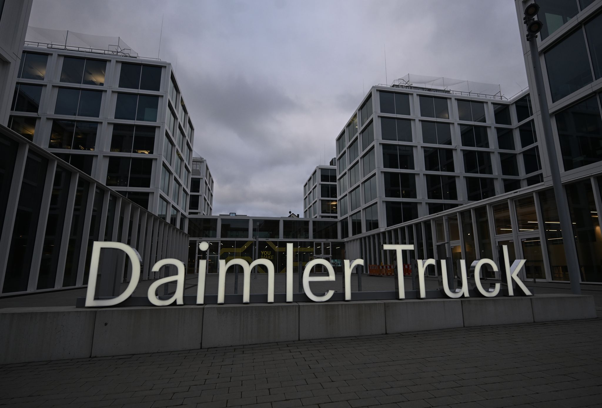 Daimler Truck hat eine Partnerschaft mit einem US-Rüstungsunternehmen vereinbart. (Archivbild)