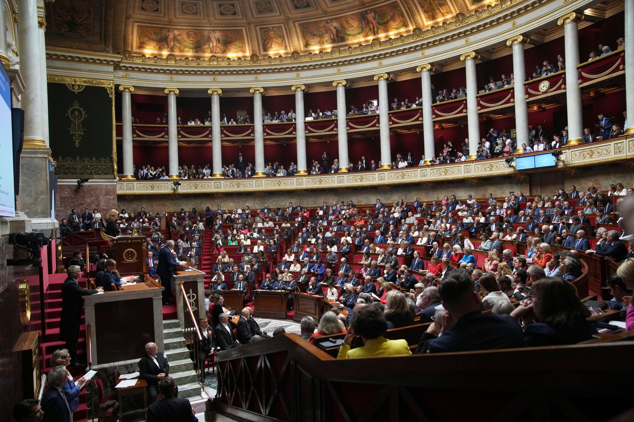 Bayrou mahnt, es brauche wegen der Verschuldung nun sofortiges Handeln.